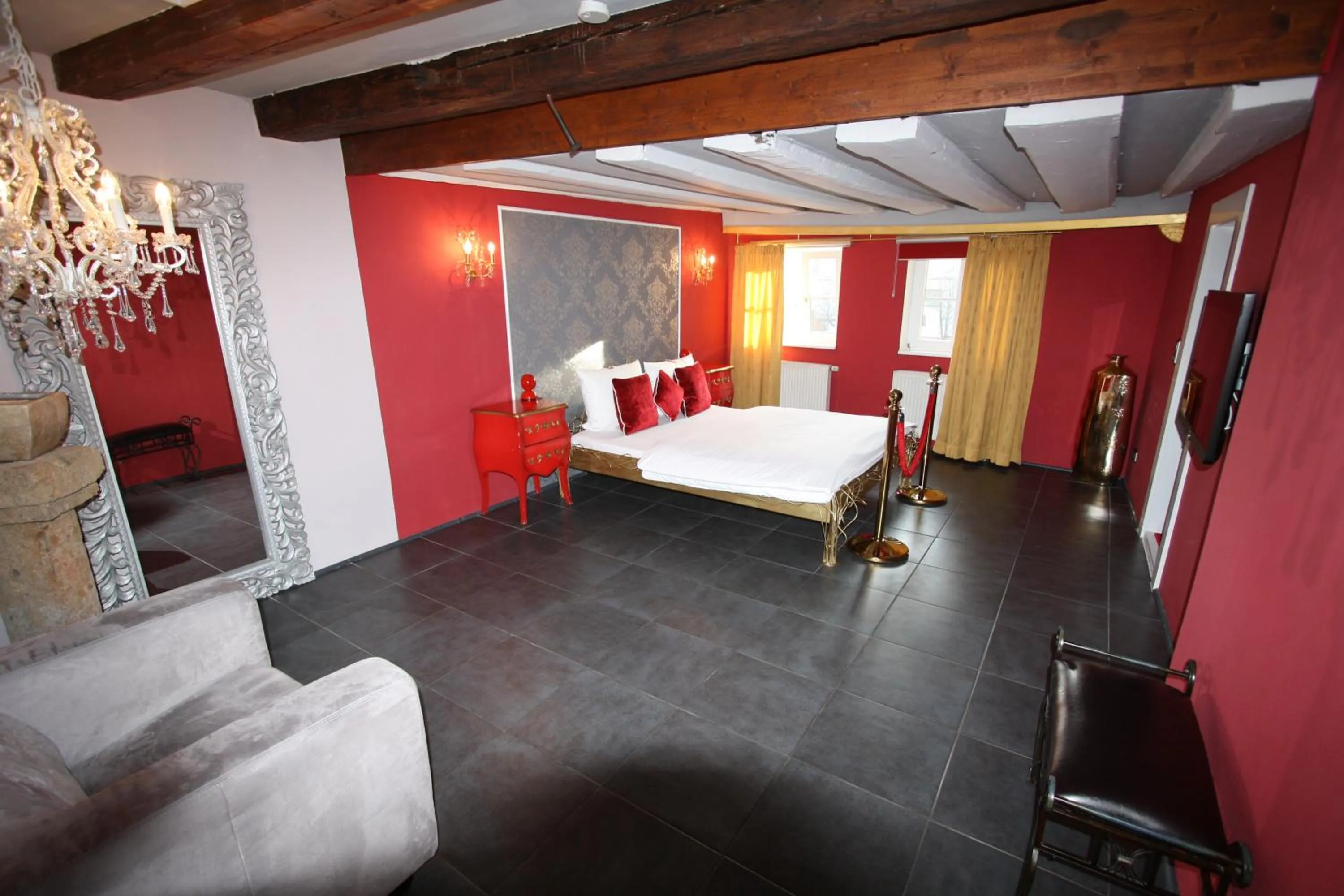 Photo of the whole room, Bed in Elements Hotel