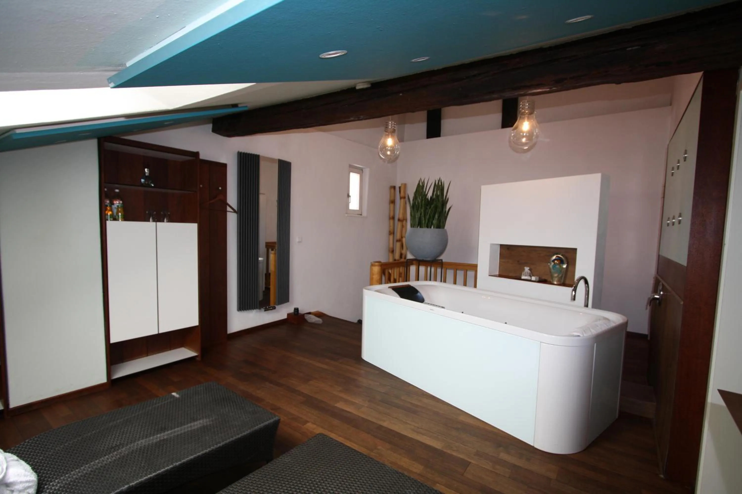 Hot Tub, Bed in Elements Hotel