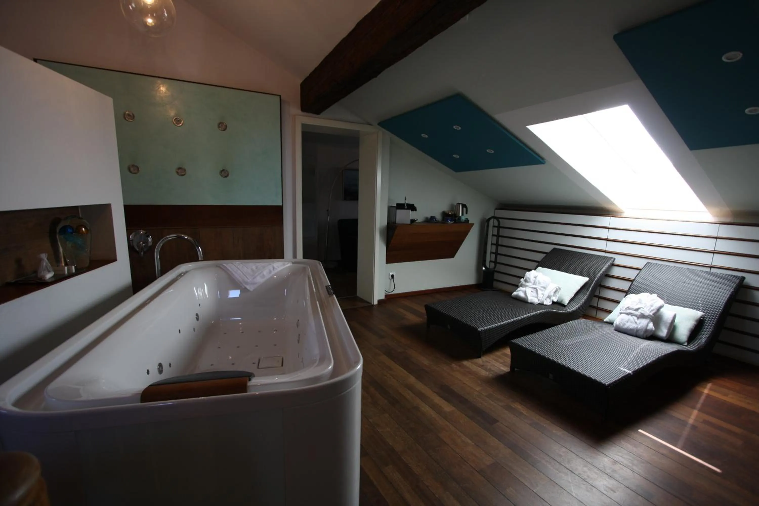 Hot Tub, Bed in Elements Hotel