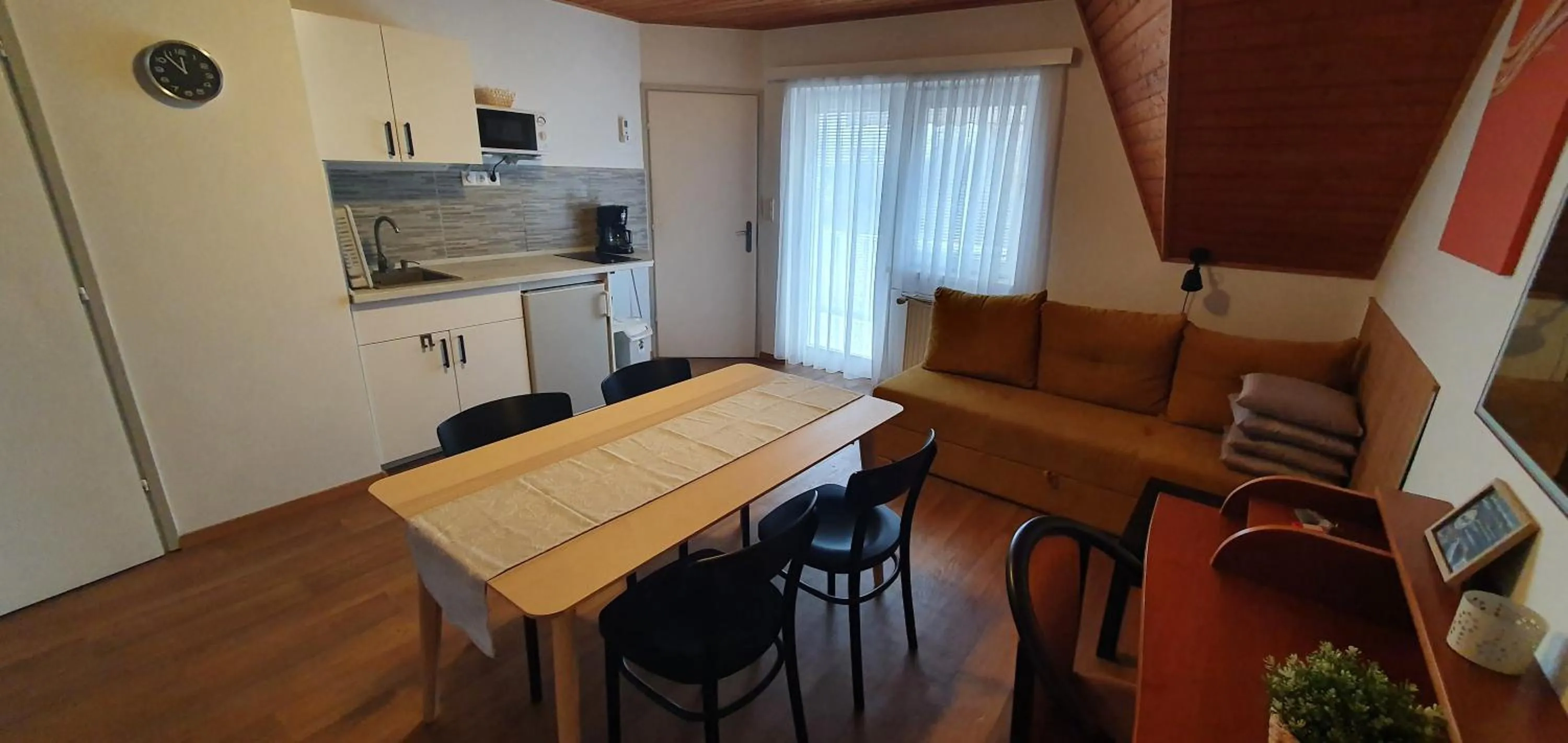 Kitchen or kitchenette in ForRest Apartman