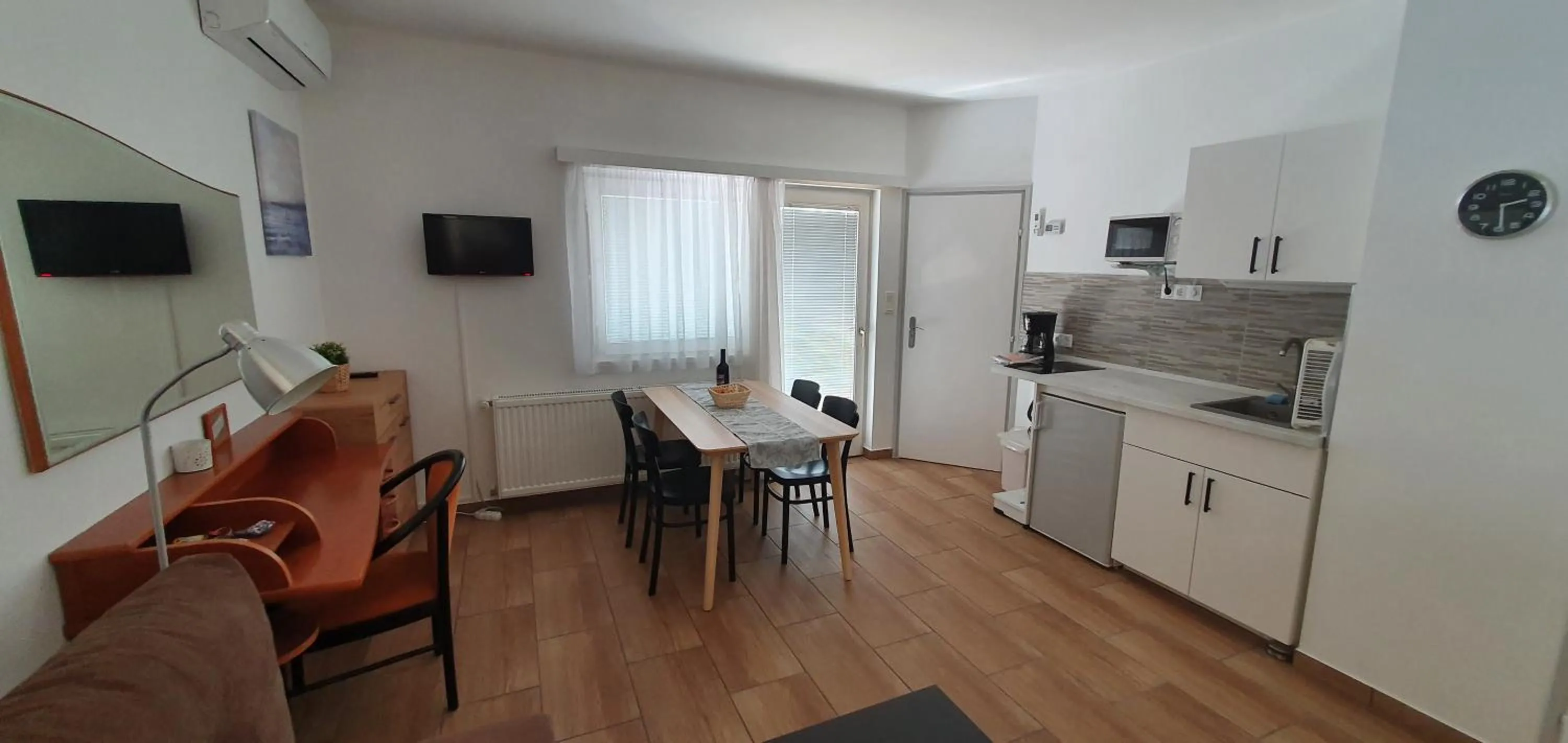 Kitchen or kitchenette in ForRest Apartman