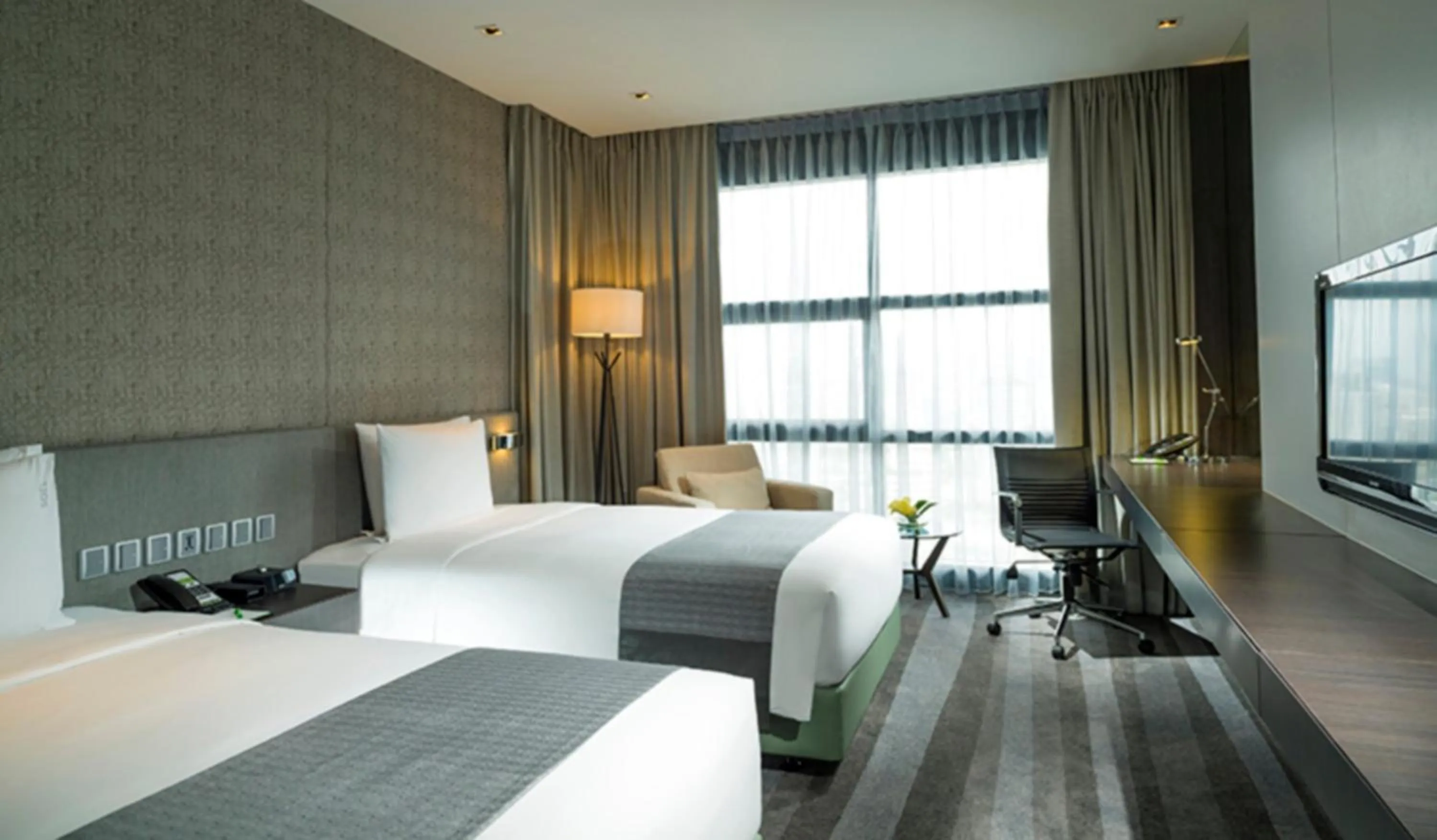 Photo of the whole room, Bed in Holiday Inn Bangkok Sukhumvit by IHG