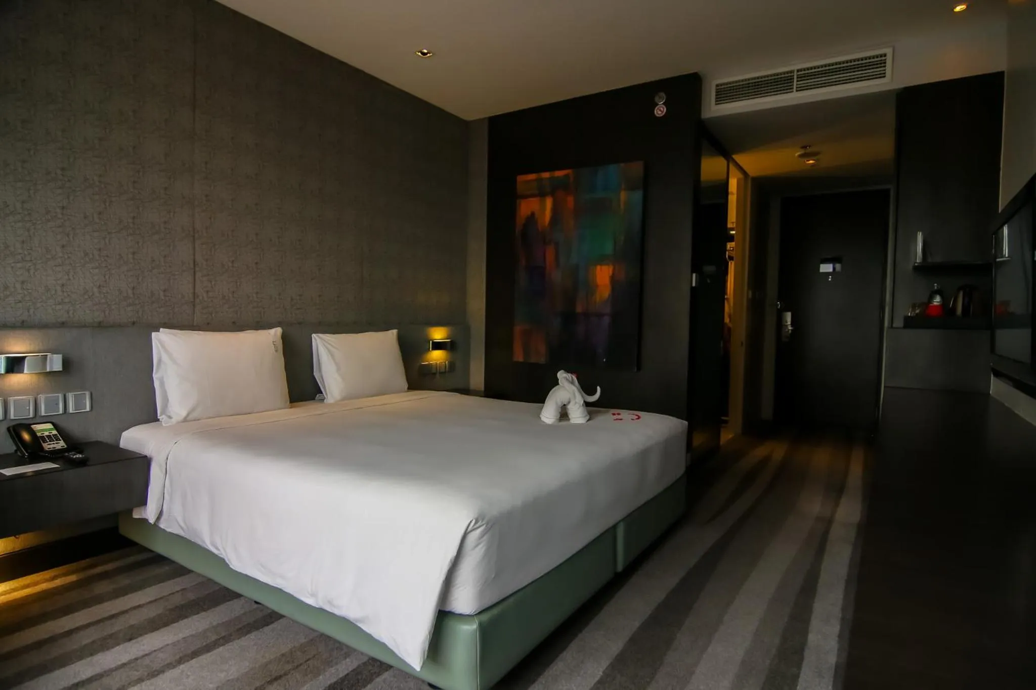 View (from property/room), Bed in Holiday Inn Bangkok Sukhumvit by IHG