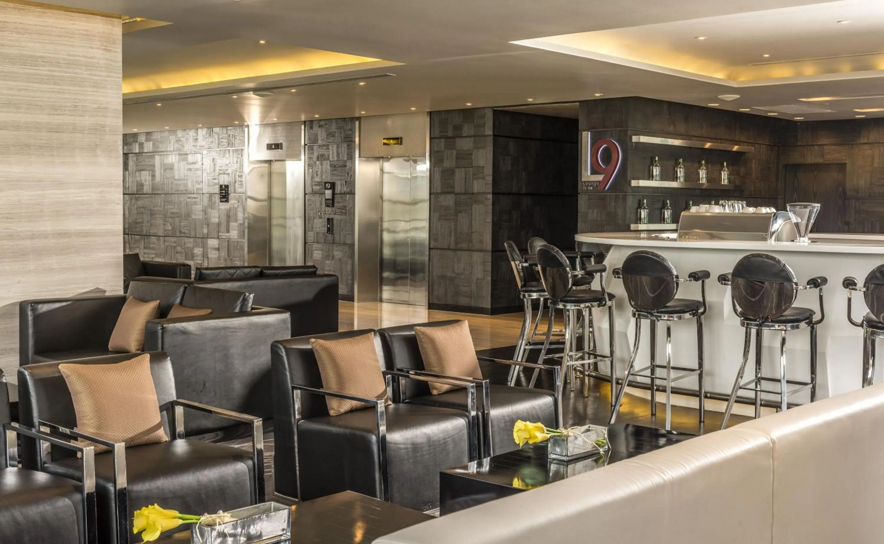 Lounge or bar in Holiday Inn Bangkok Sukhumvit by IHG