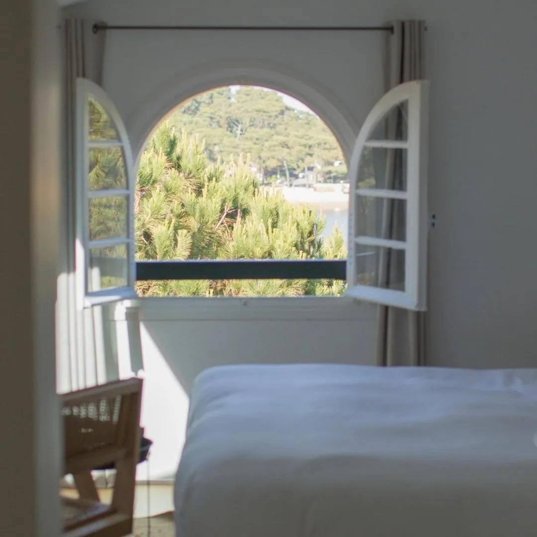 Bed in Hôtel Les Hortensias du Lac