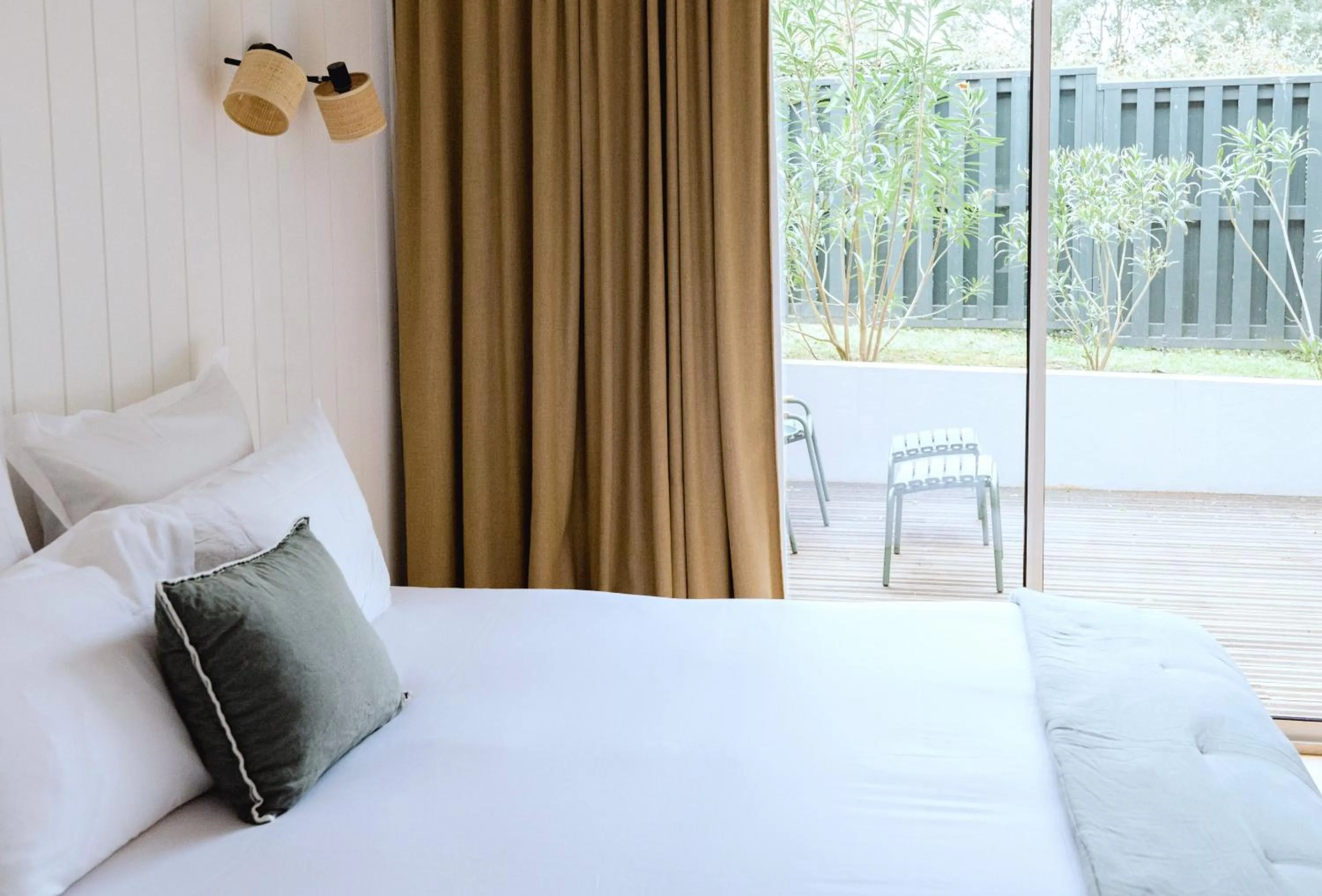 Bed in Hôtel Les Hortensias du Lac