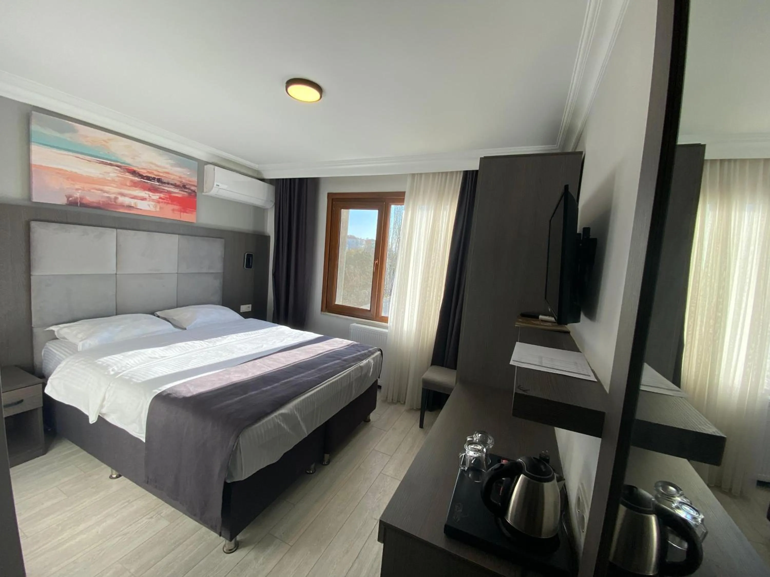 Communal lounge/ TV room, Bed in Sahil Hotel Pendik