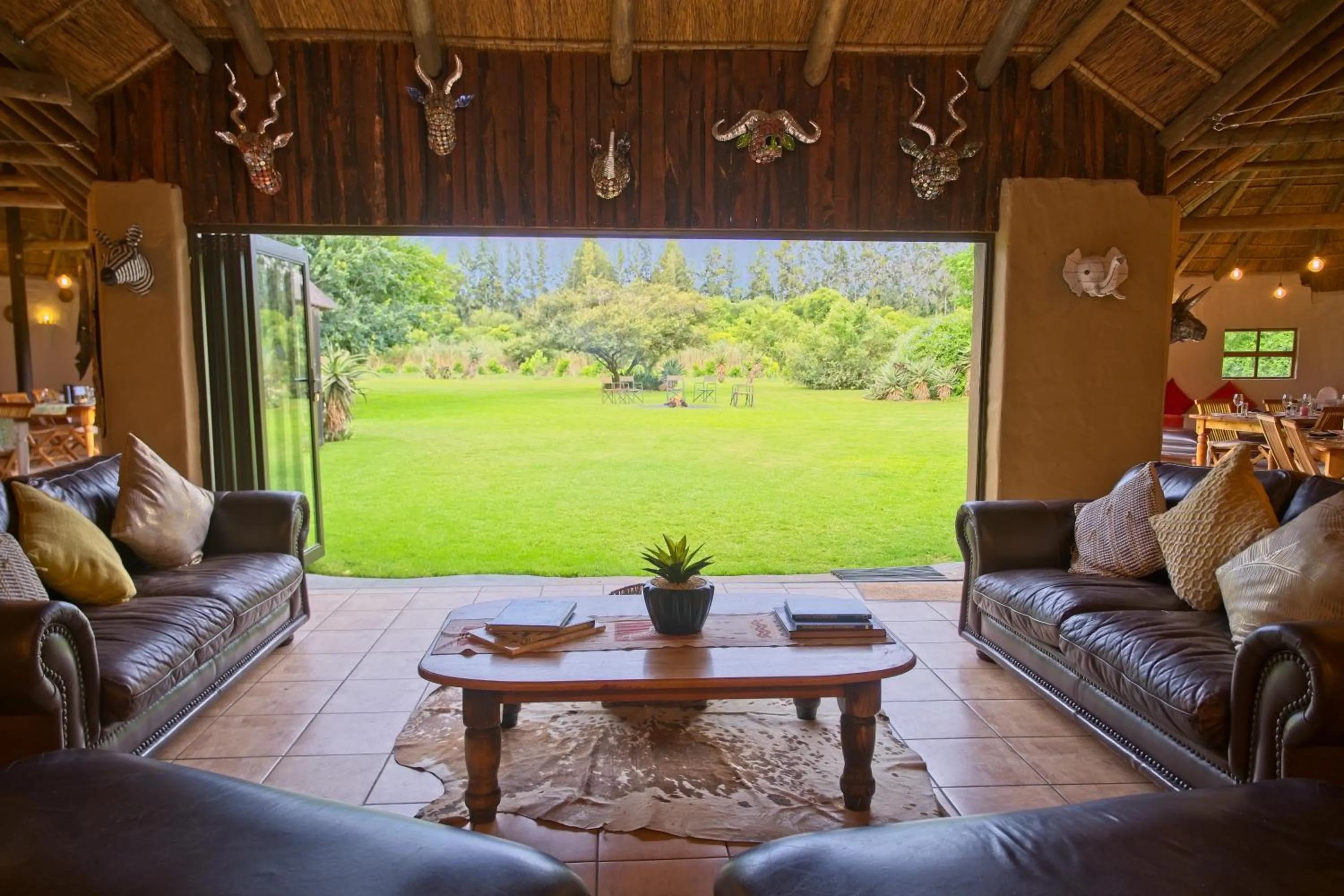 Communal lounge/ TV room in Chrislin African Lodge