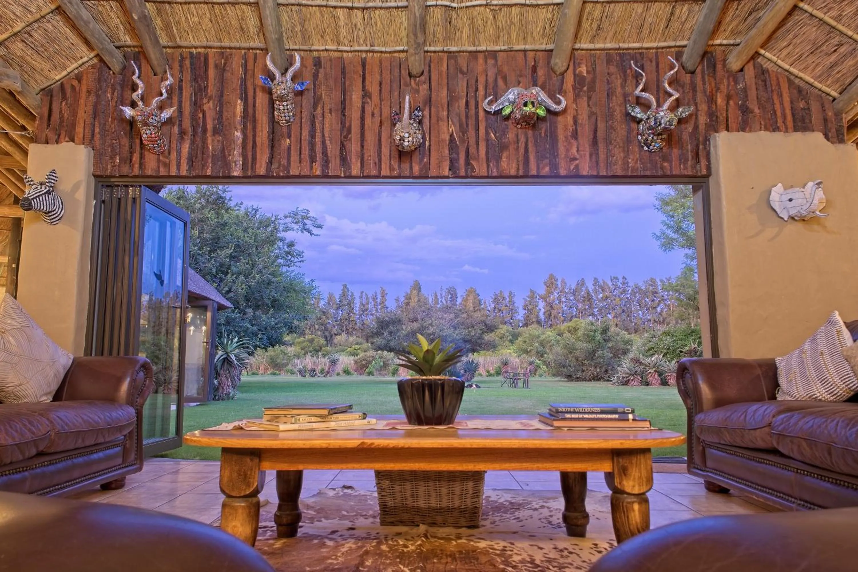 Communal lounge/ TV room in Chrislin African Lodge