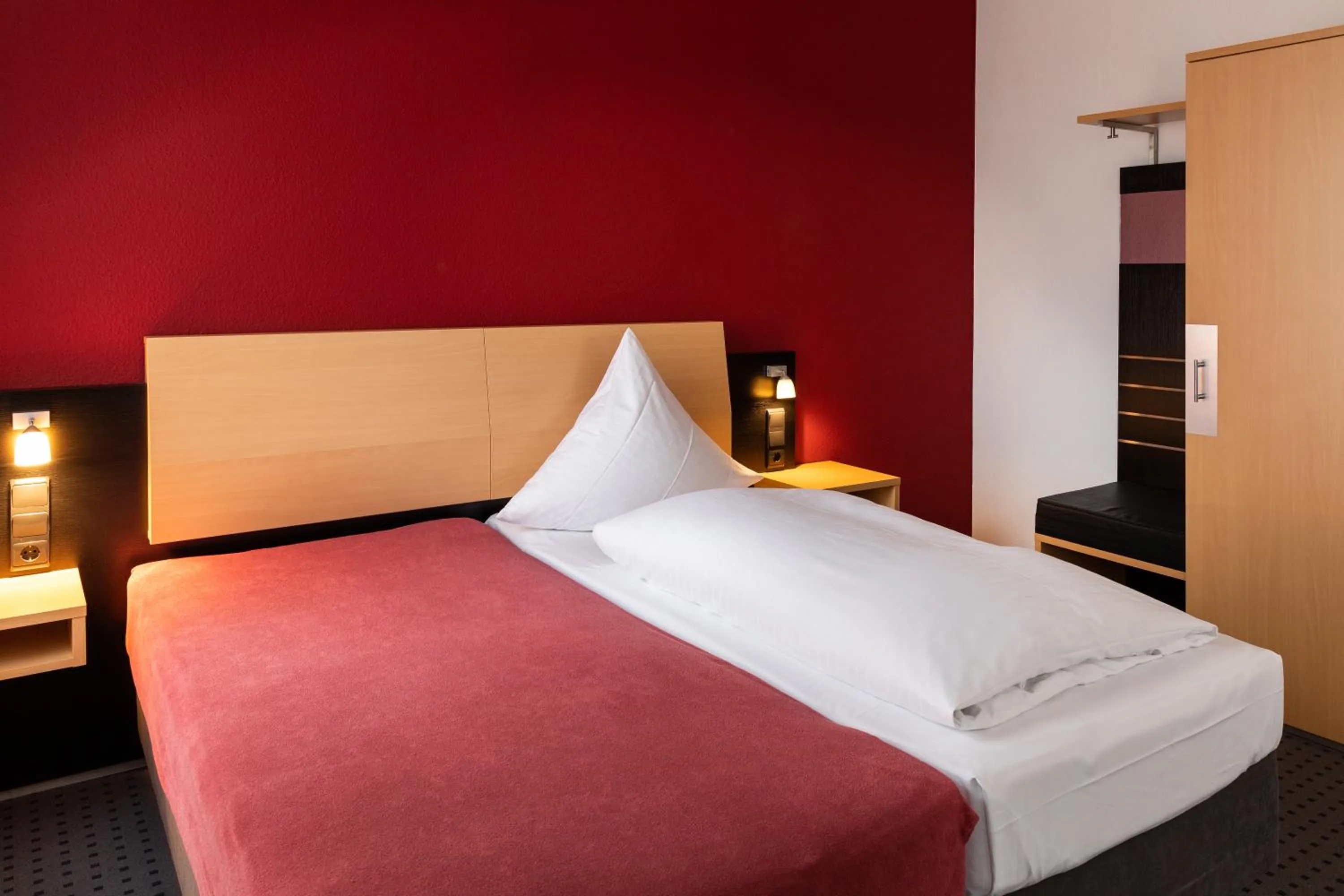 Photo of the whole room, Bed in Tiemanns Boardinghouse