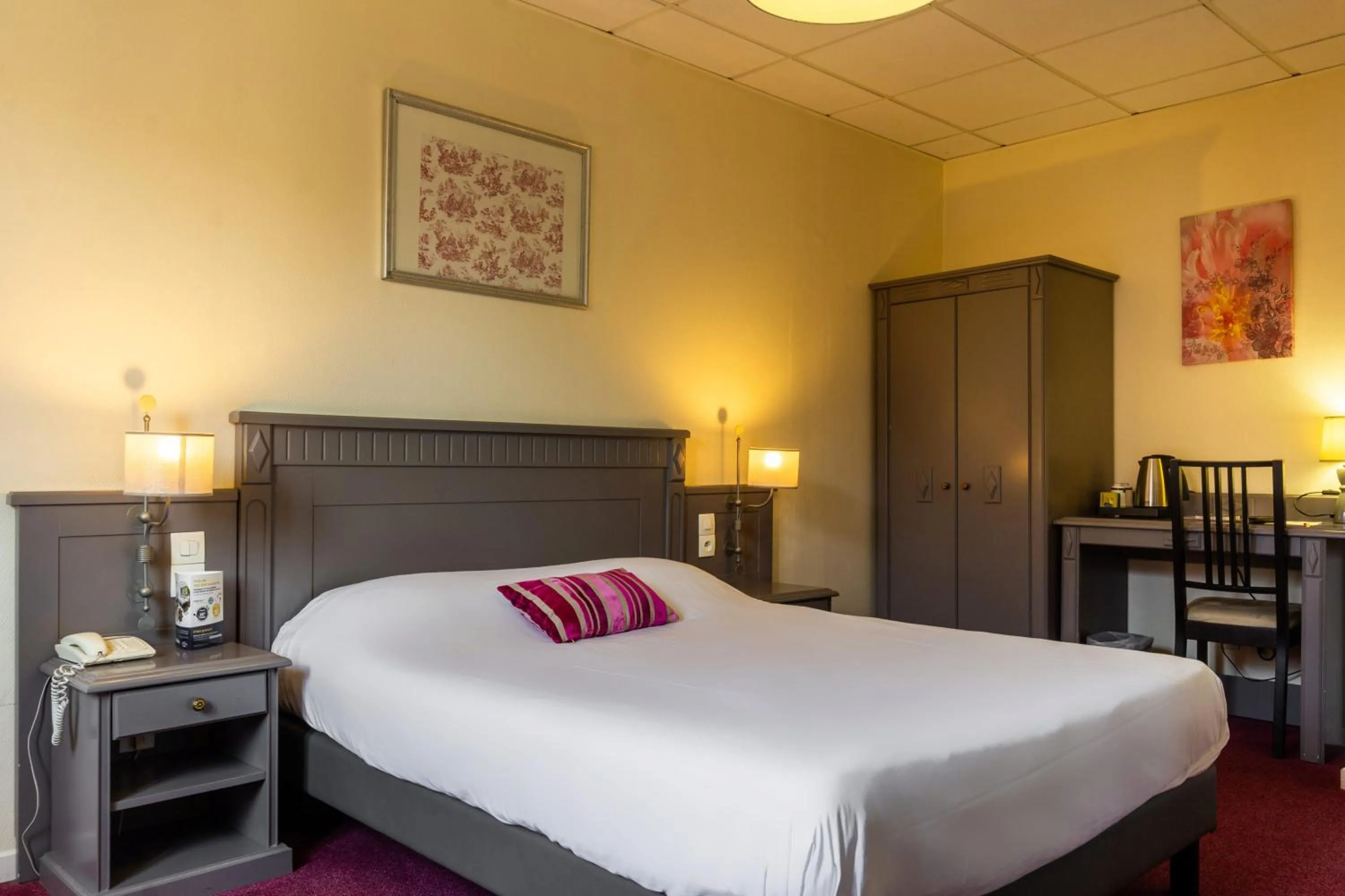 Photo of the whole room, Bed in Hôtel HAPY