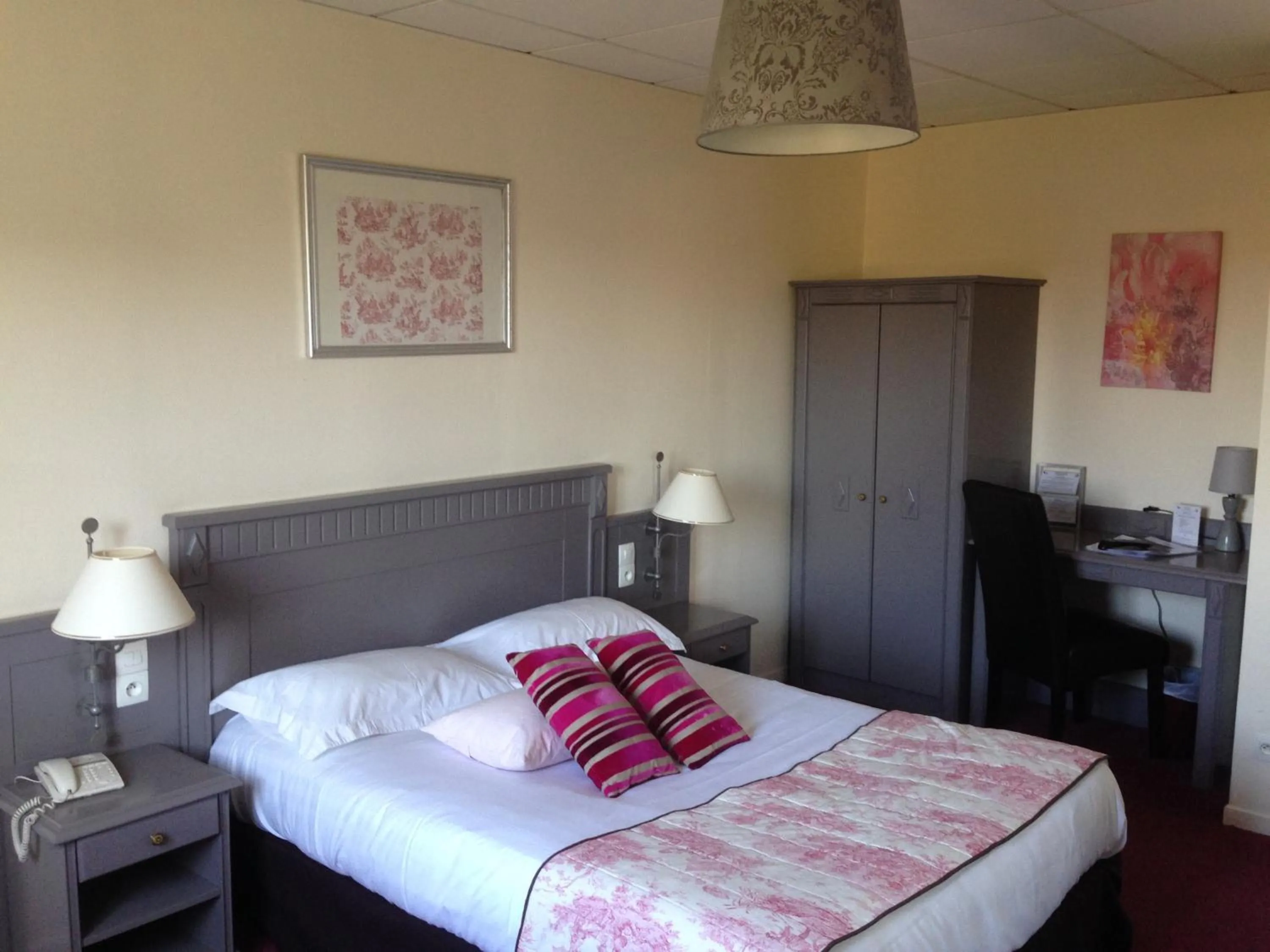 Photo of the whole room, Bed in Hôtel HAPY