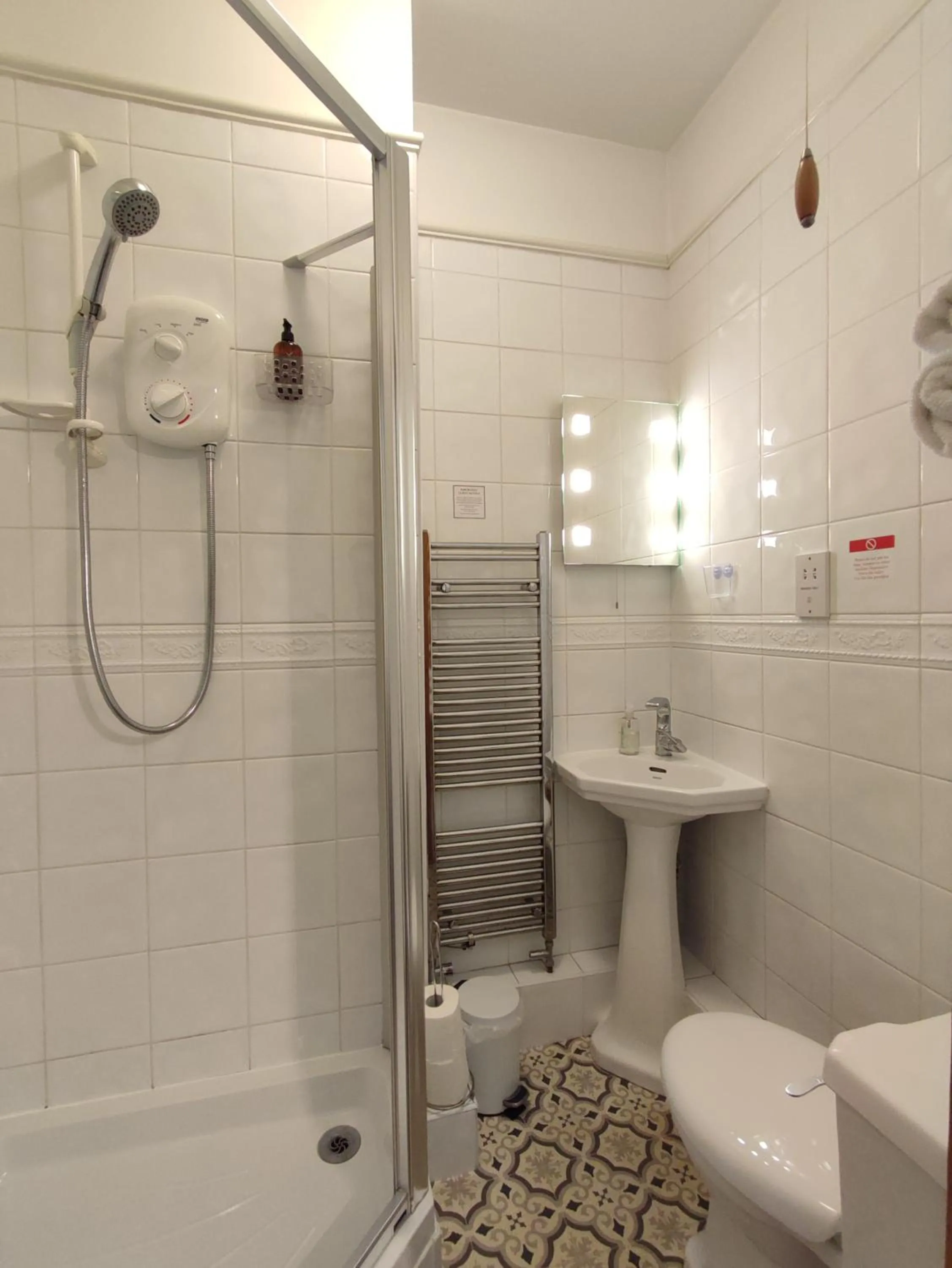 Shower in Anton Guest House Bed and Breakfast