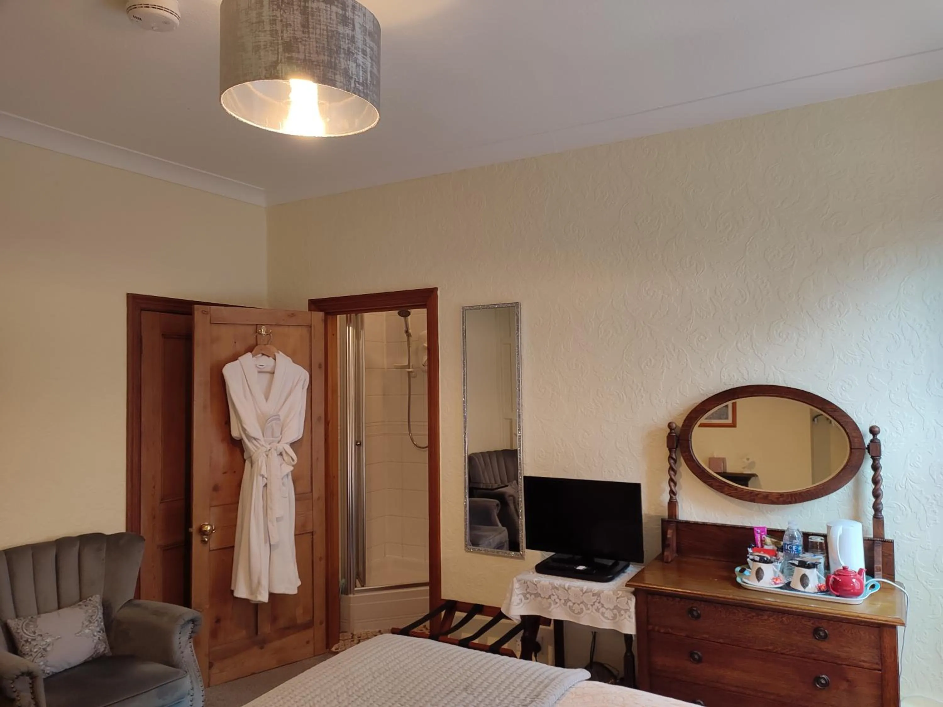 Shower, Bed in Anton Guest House Bed and Breakfast