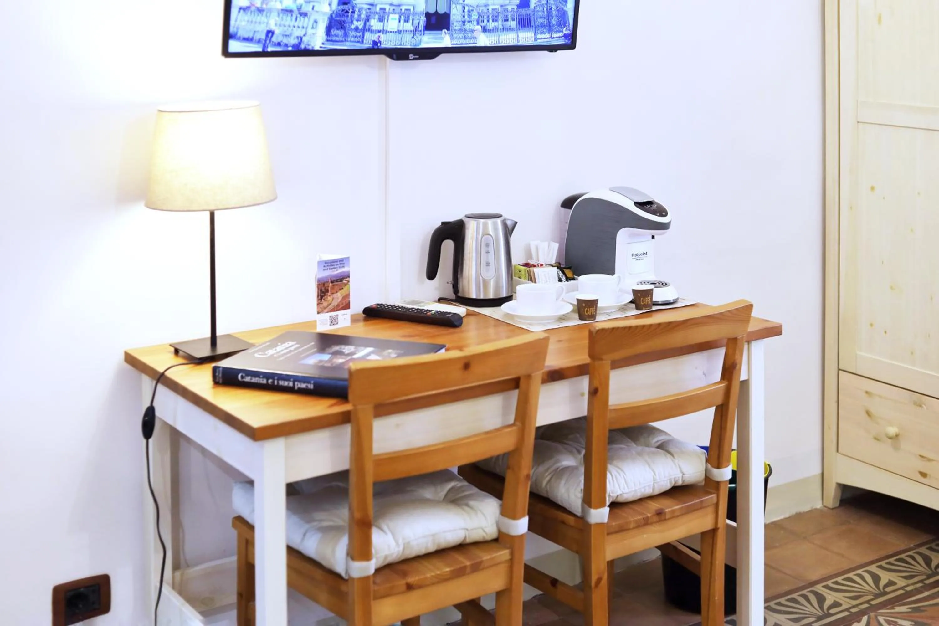 Twin Room with Private Bathroom in Cataneasy Rooms
