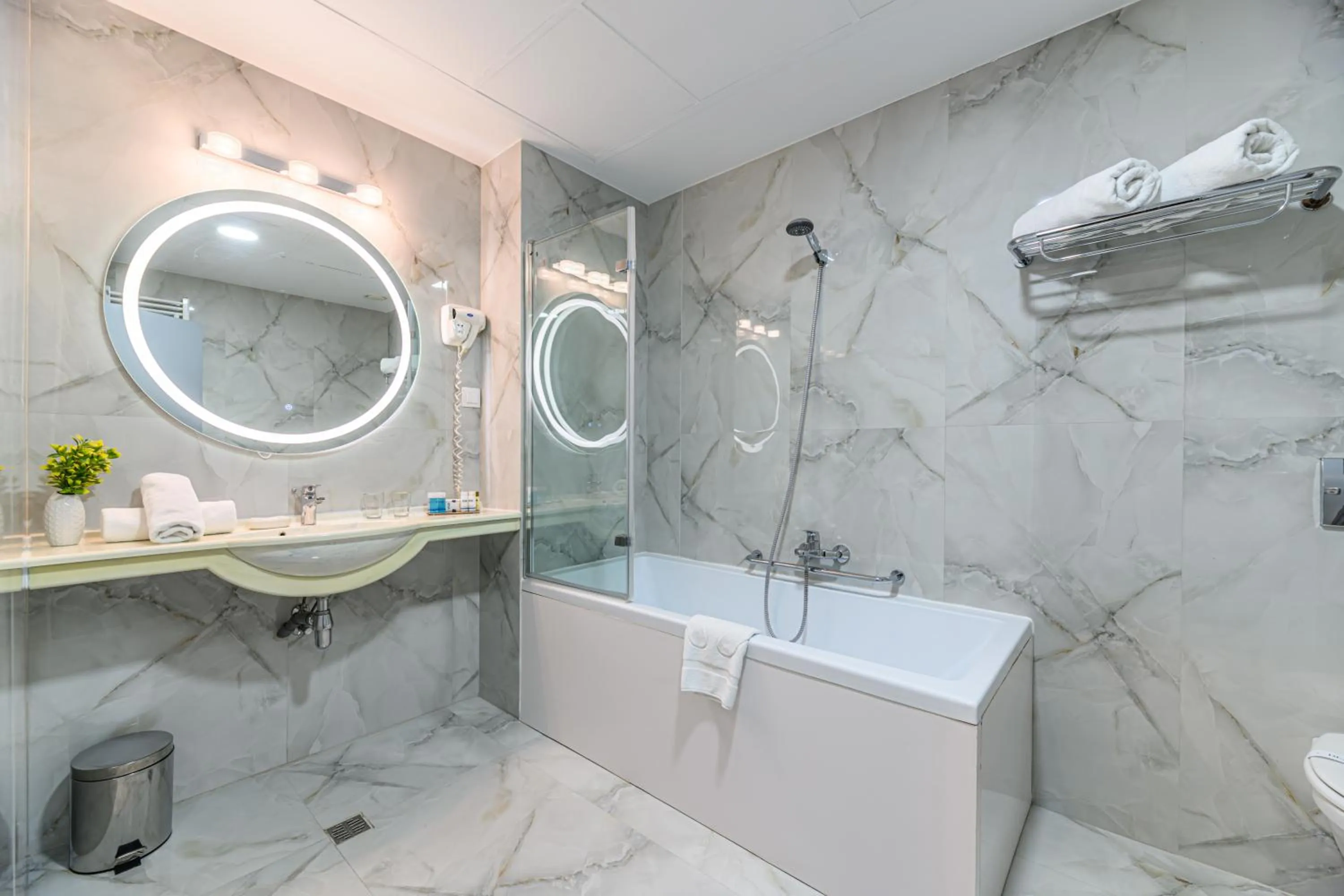 Shower in Vega Hotel