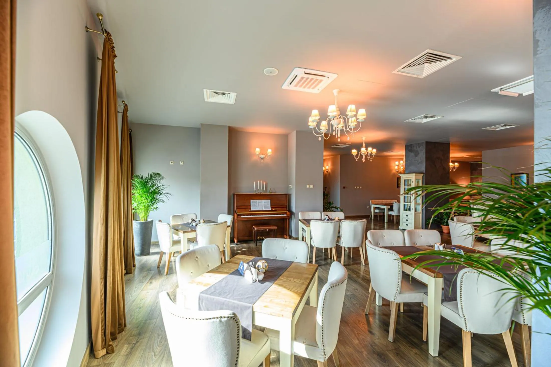 Restaurant/places to eat in Vega Hotel