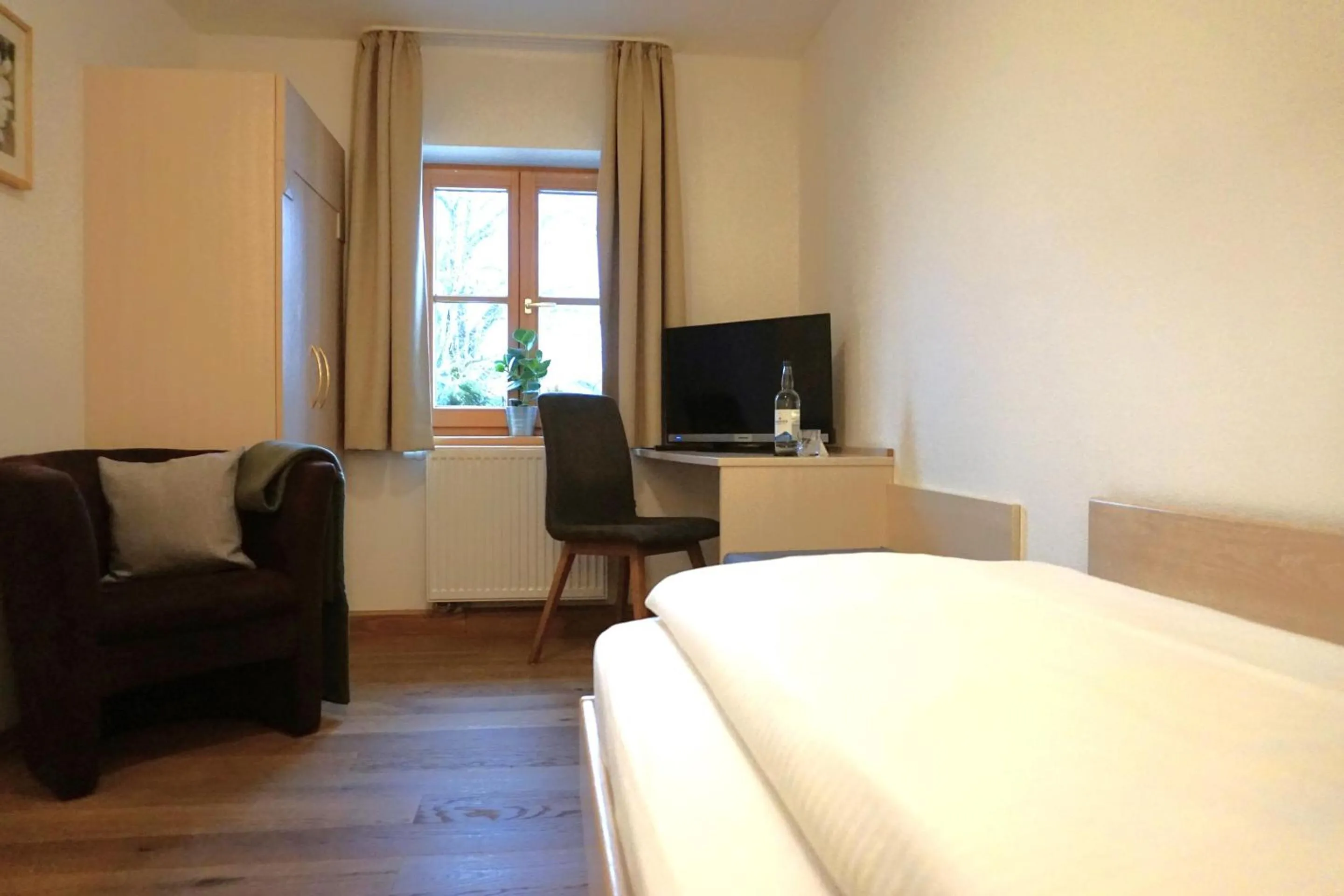 Bedroom, Bed in Landhotel und Gasthof Kirchberger