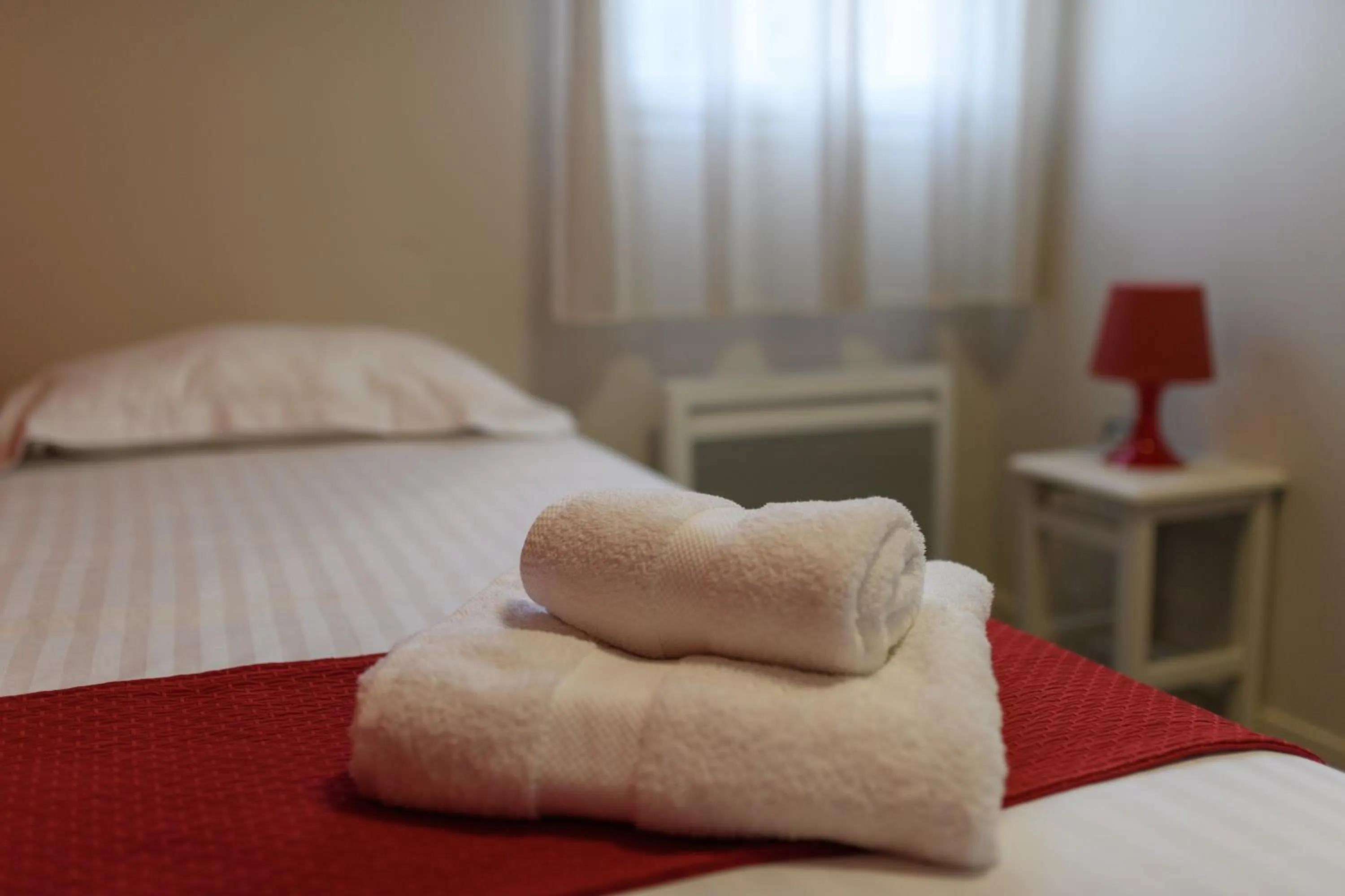 Shower, Bed in Le Domaine du Golf Country Club de Bigorre