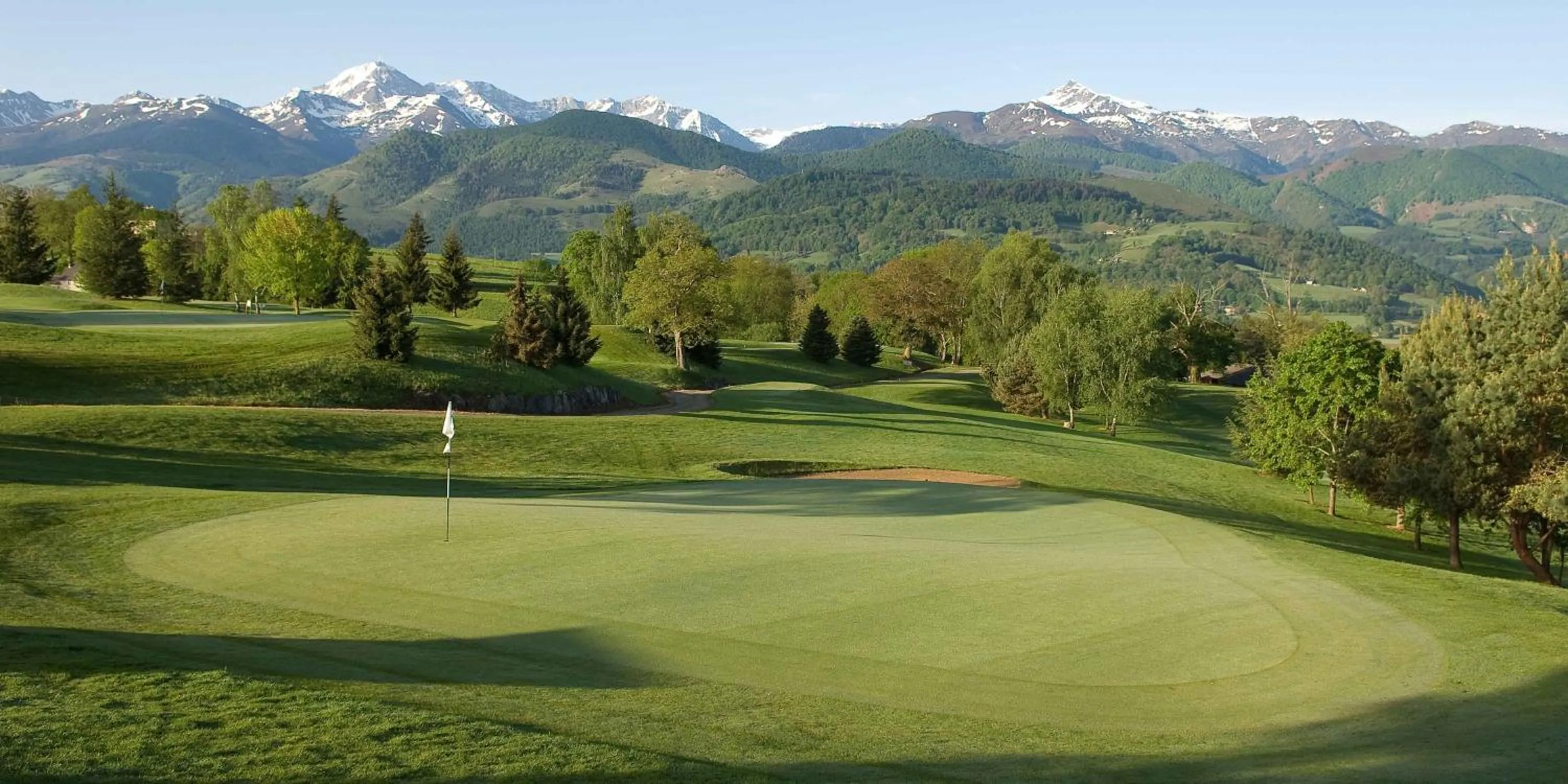 Spring in Le Domaine du Golf Country Club de Bigorre