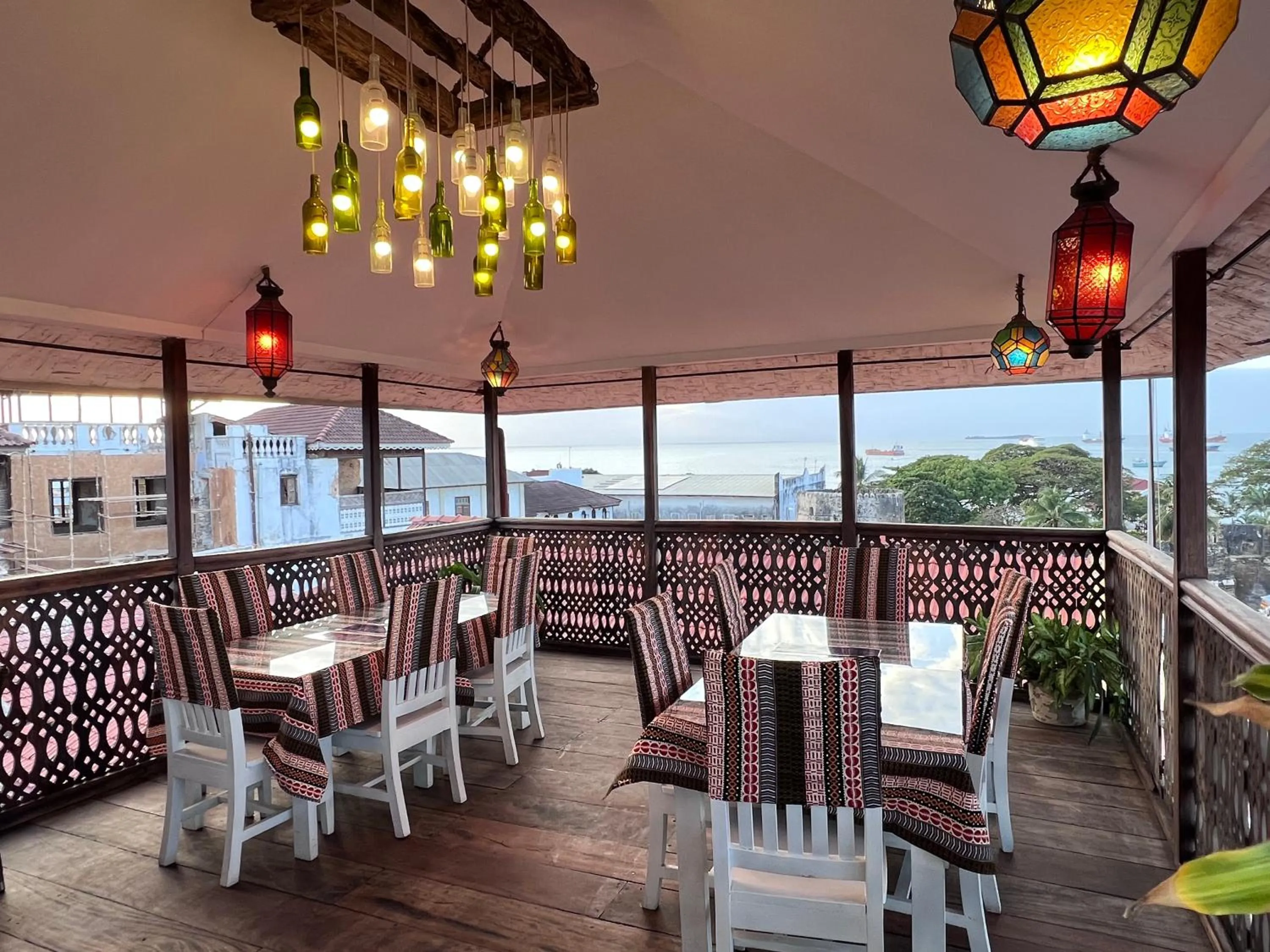 Restaurant/places to eat in Jafferji House