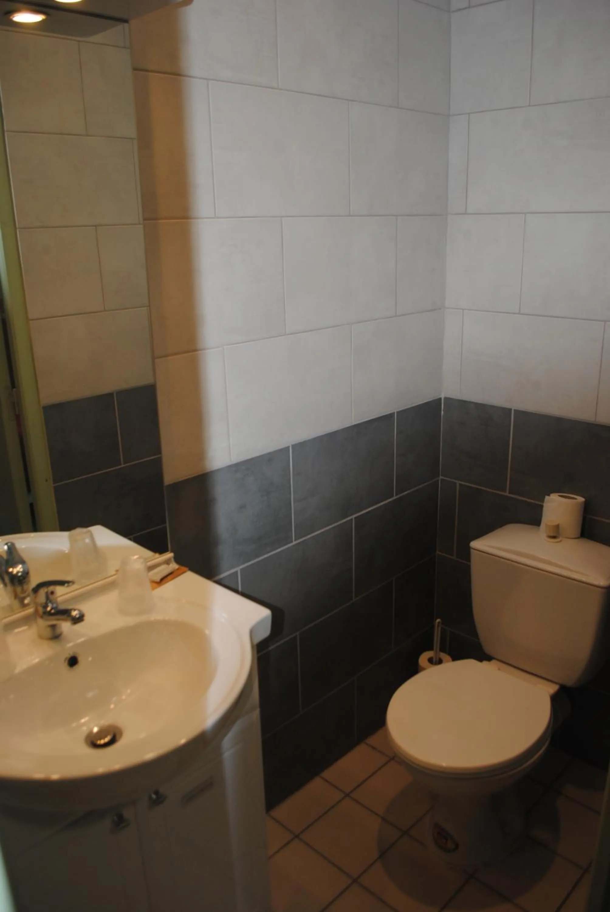 Toilet in Hotel des voyageurs Chez Betty