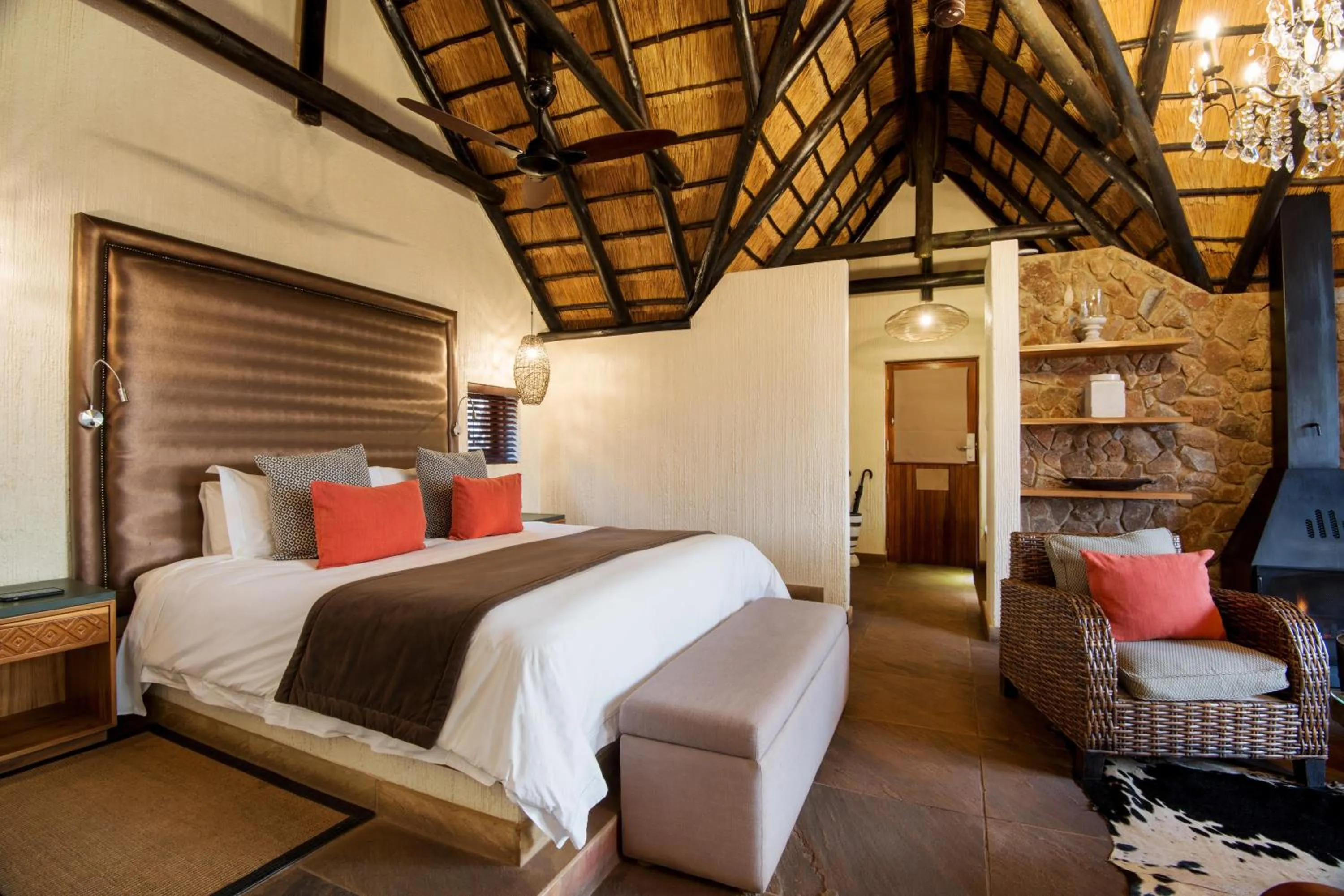 Photo of the whole room, Bed in Tshukudu Bush Lodge