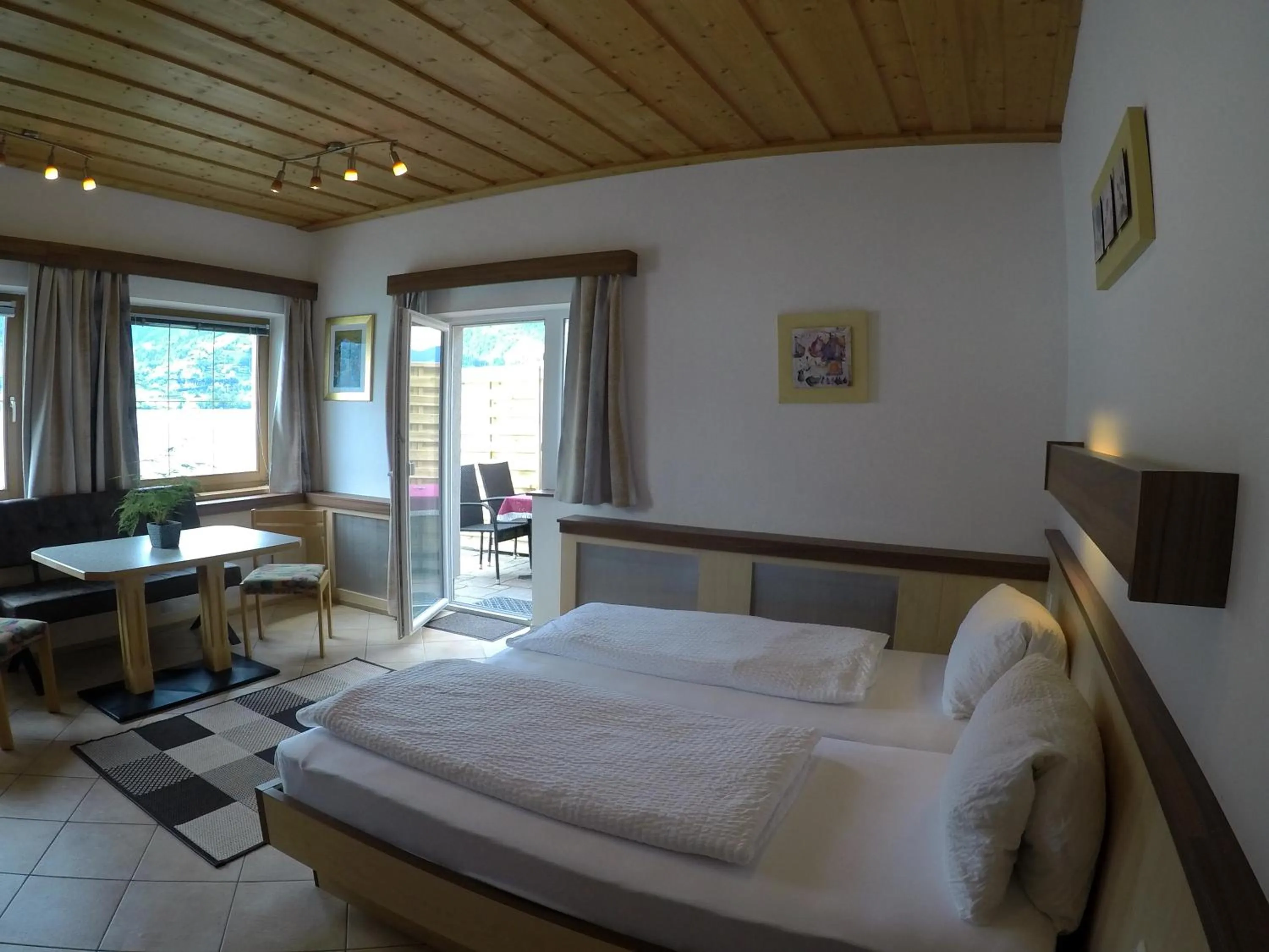 Photo of the whole room, Bed in Hotel-Garni Seestrand
