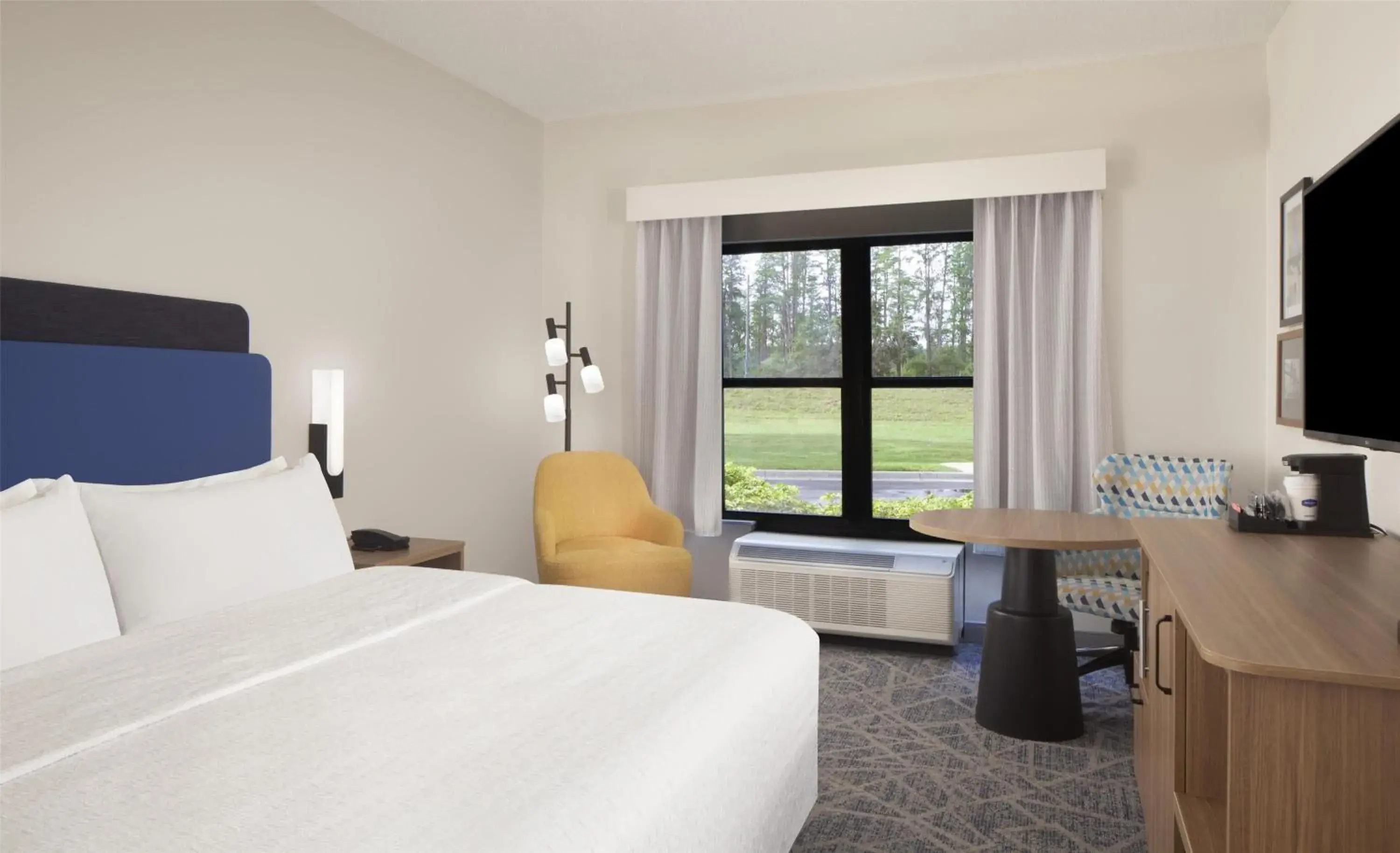 King Room with Accessible Tub - Mobility and Hearing Access/Non-Smoking in Hampton Inn & Suites Tampa-North King Room with Accessible Tub - Mobility and Hearing Access/Non-Smoking in Hampton Inn & Suites Tampa-North