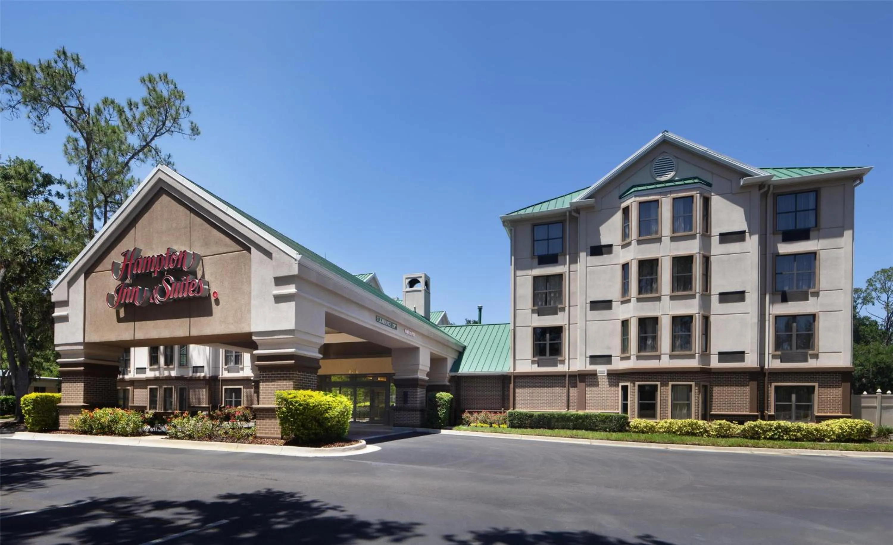 Property building in Hampton Inn & Suites Tampa-North