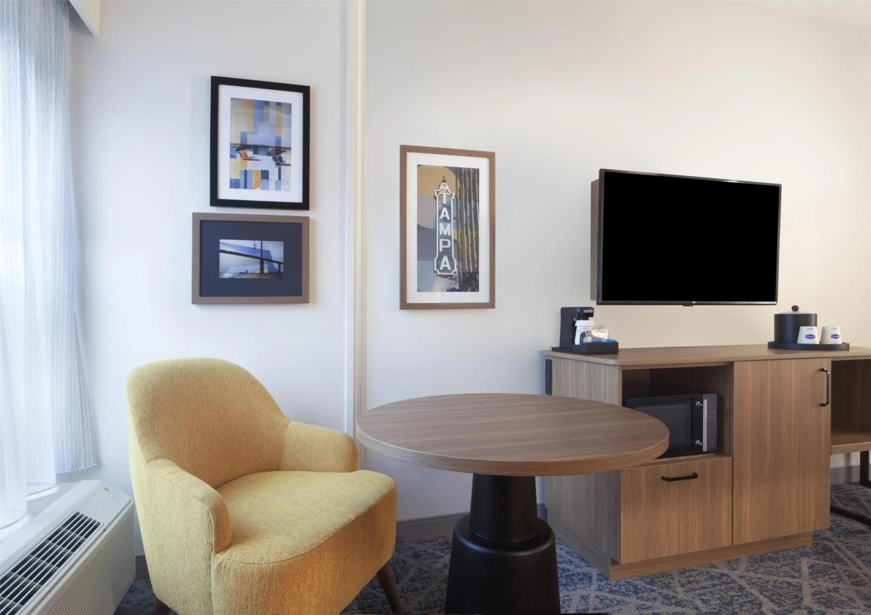 Bedroom in Hampton Inn & Suites Tampa-North