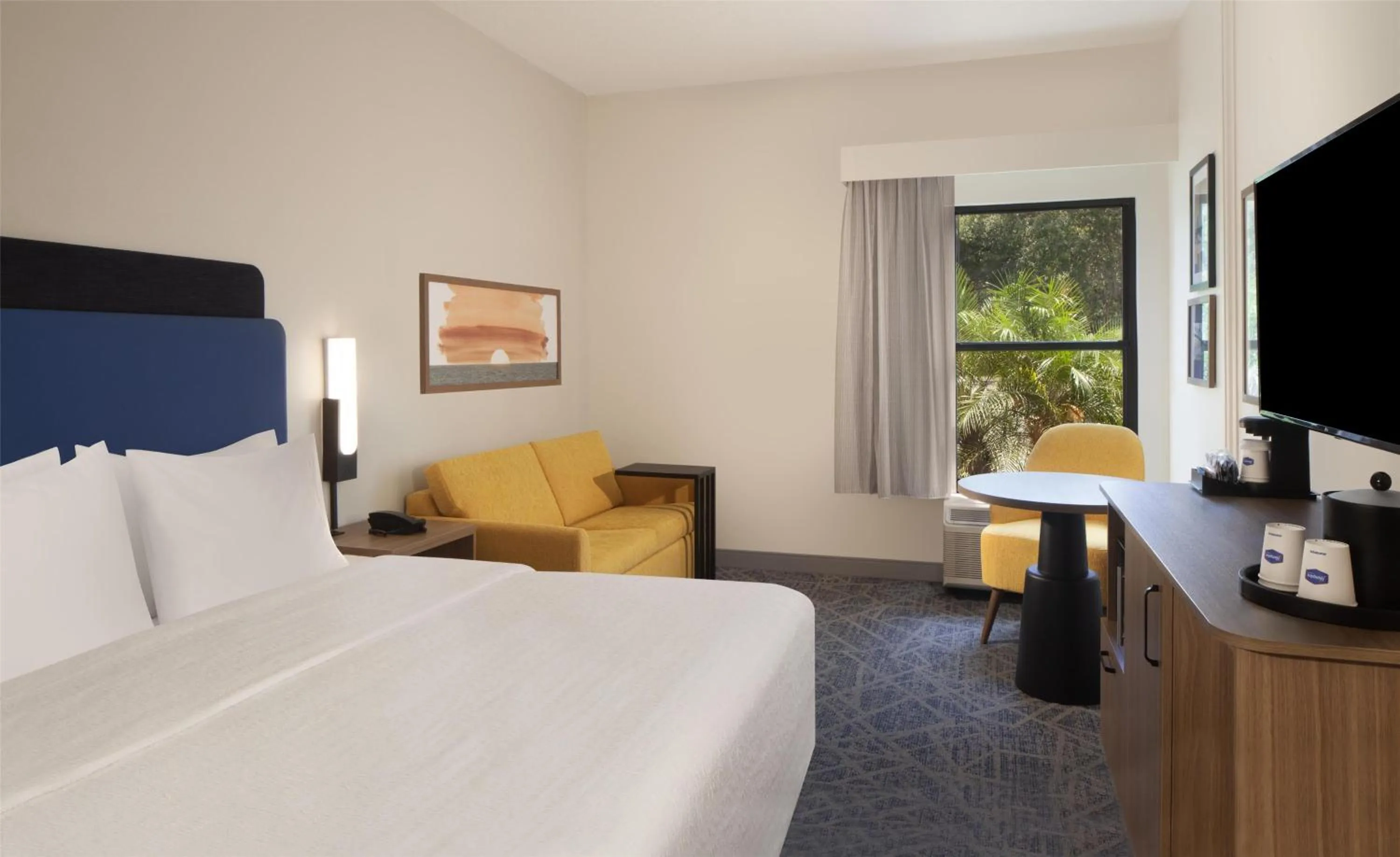 Living room, Bed in Hampton Inn & Suites Tampa-North