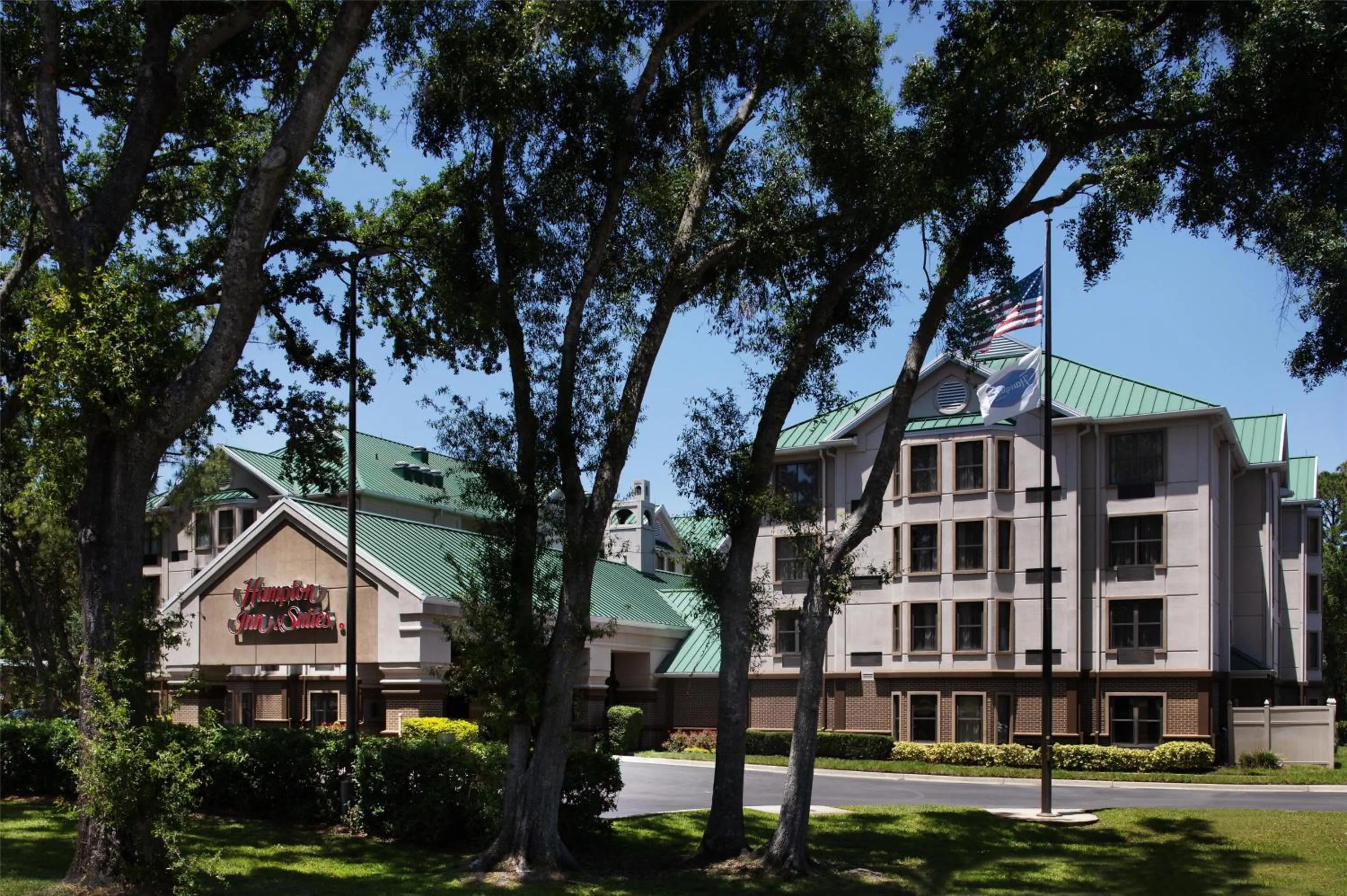 Property building in Hampton Inn & Suites Tampa-North