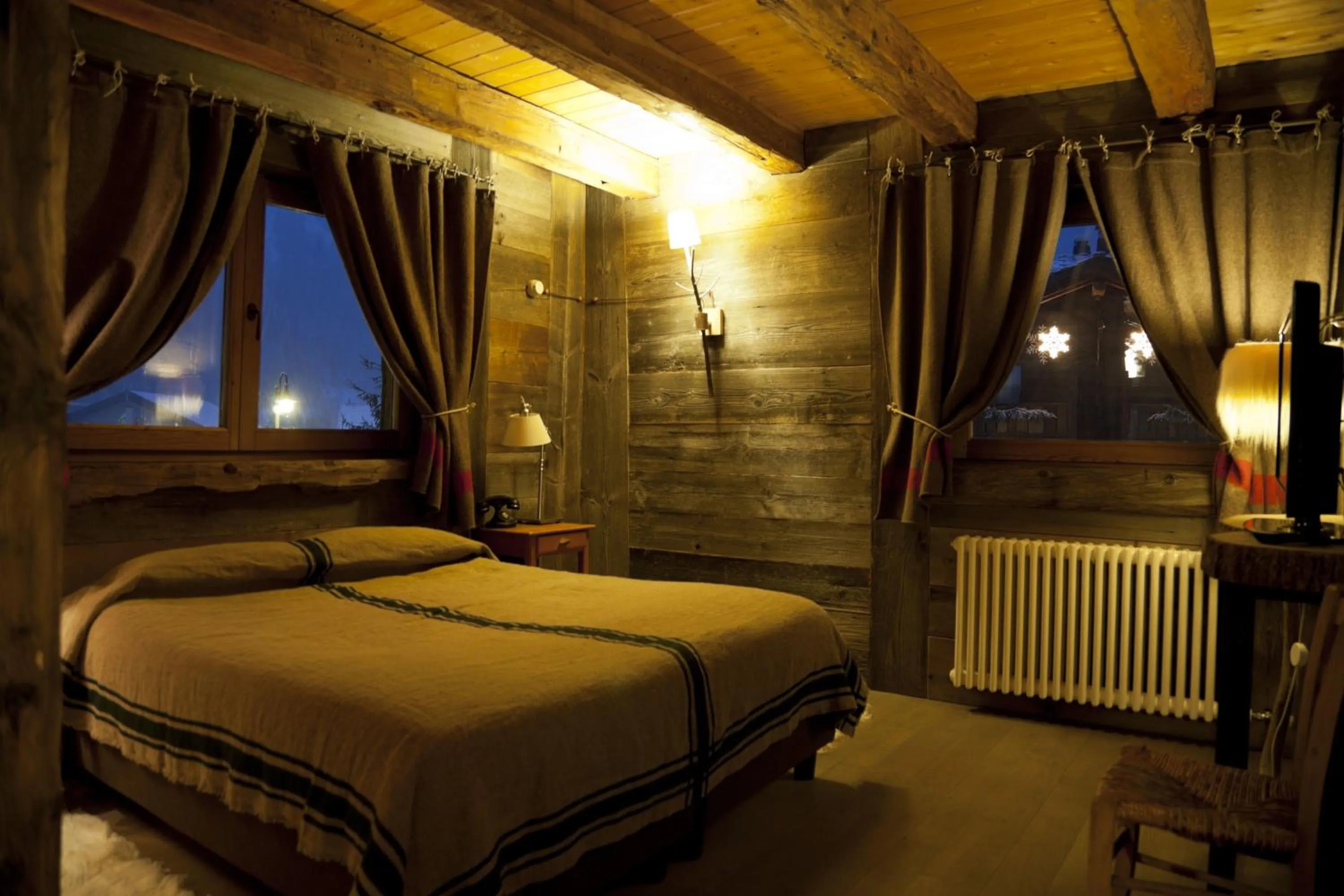 Bedroom, Bed in Chalet Svizzero