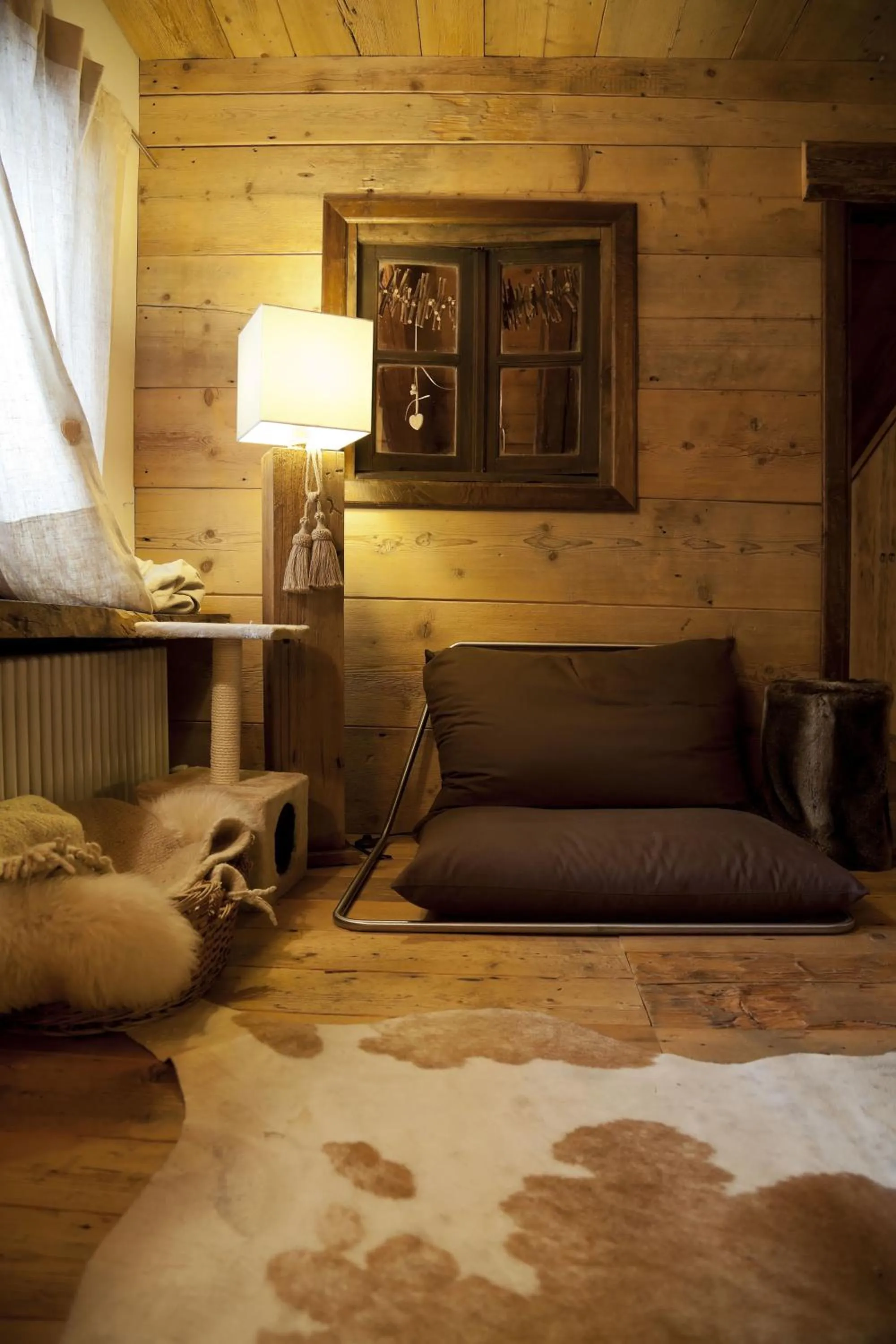 Seating area, Bed in Chalet Svizzero