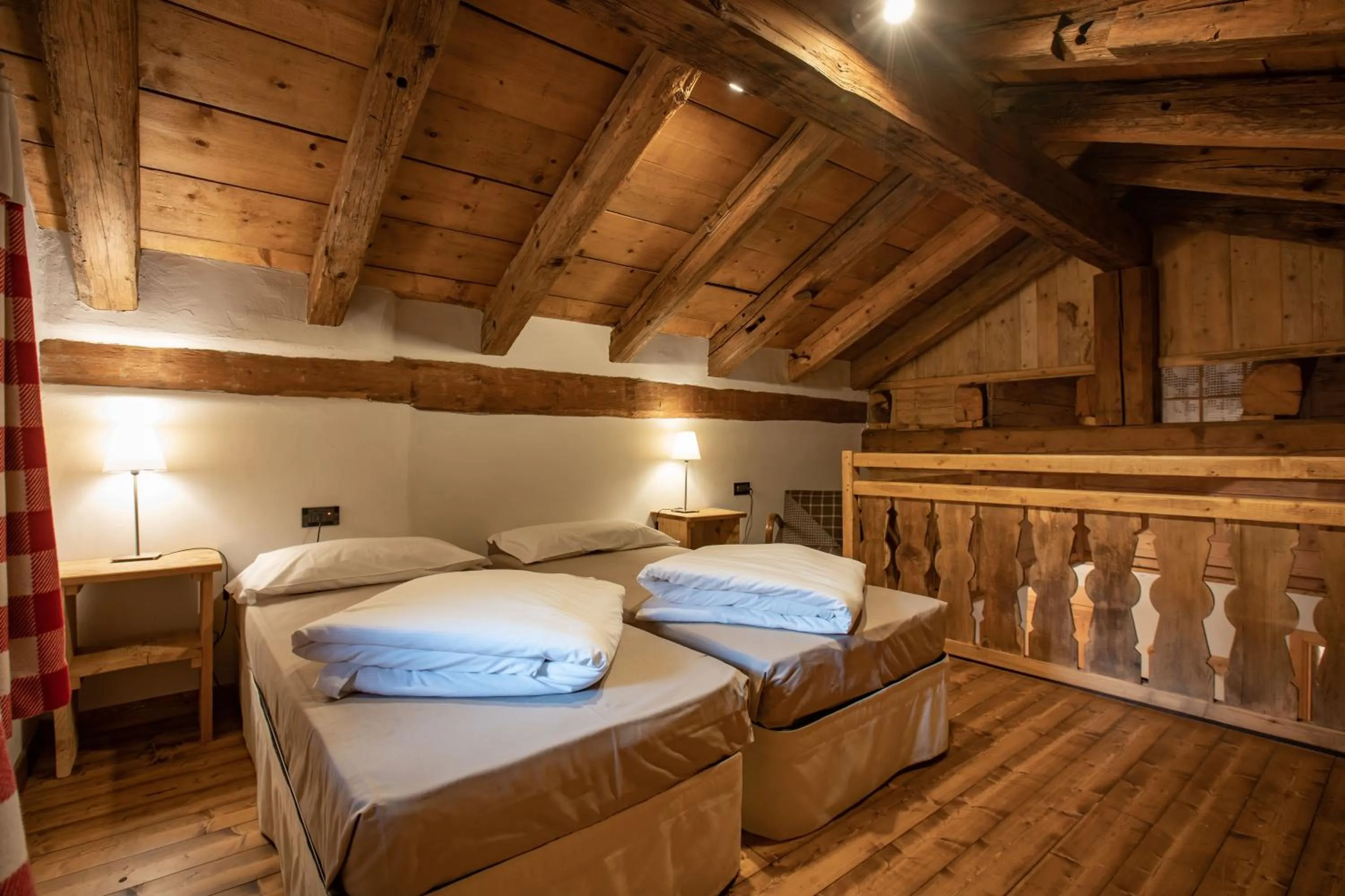 Photo of the whole room, Bed in Chalet Svizzero