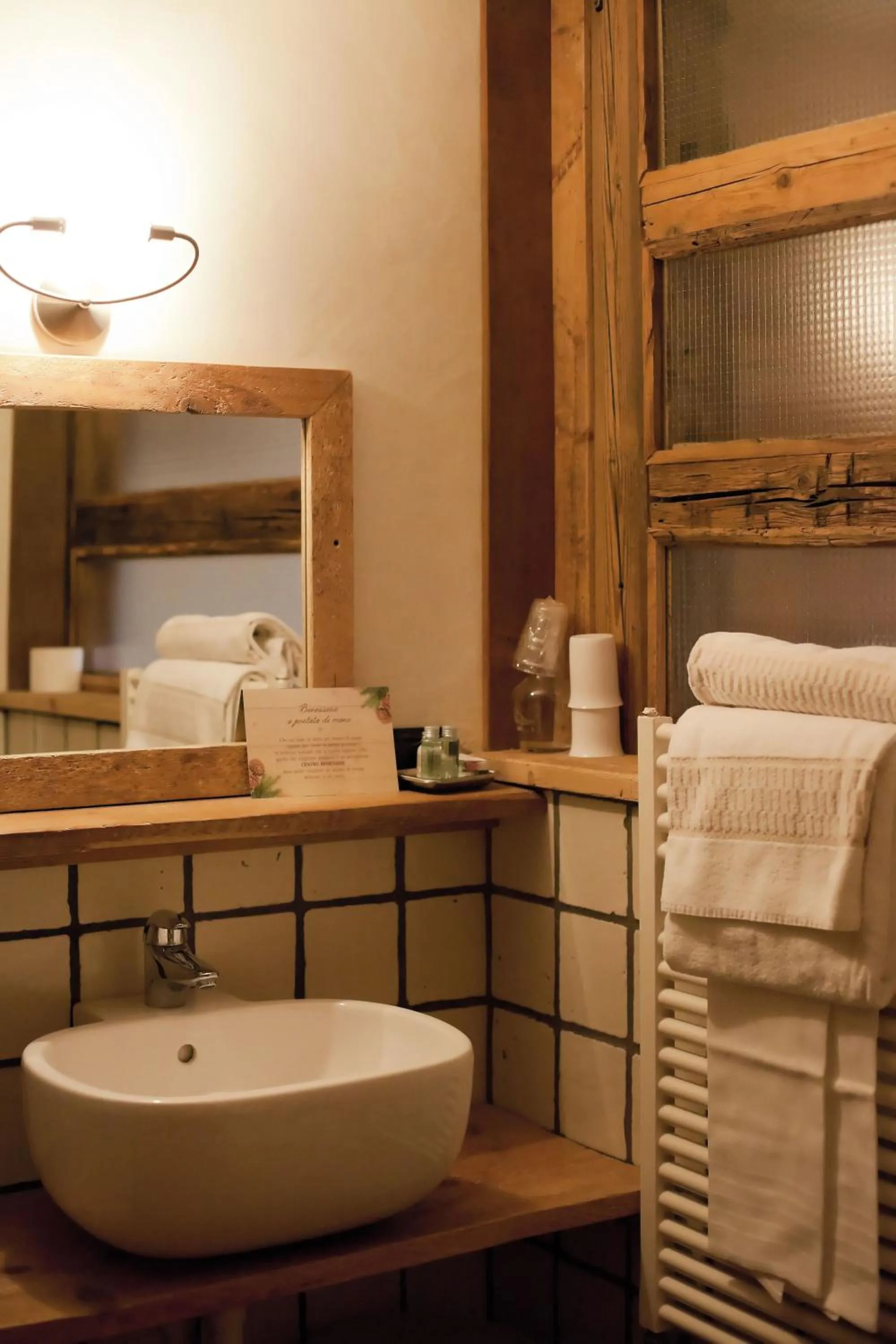 Bathroom, Bed in Chalet Svizzero