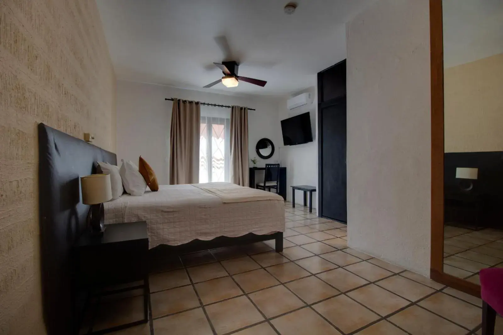 King Room with Balcony in Hotel Punto 79 King Room with Balcony in Hotel Punto 79