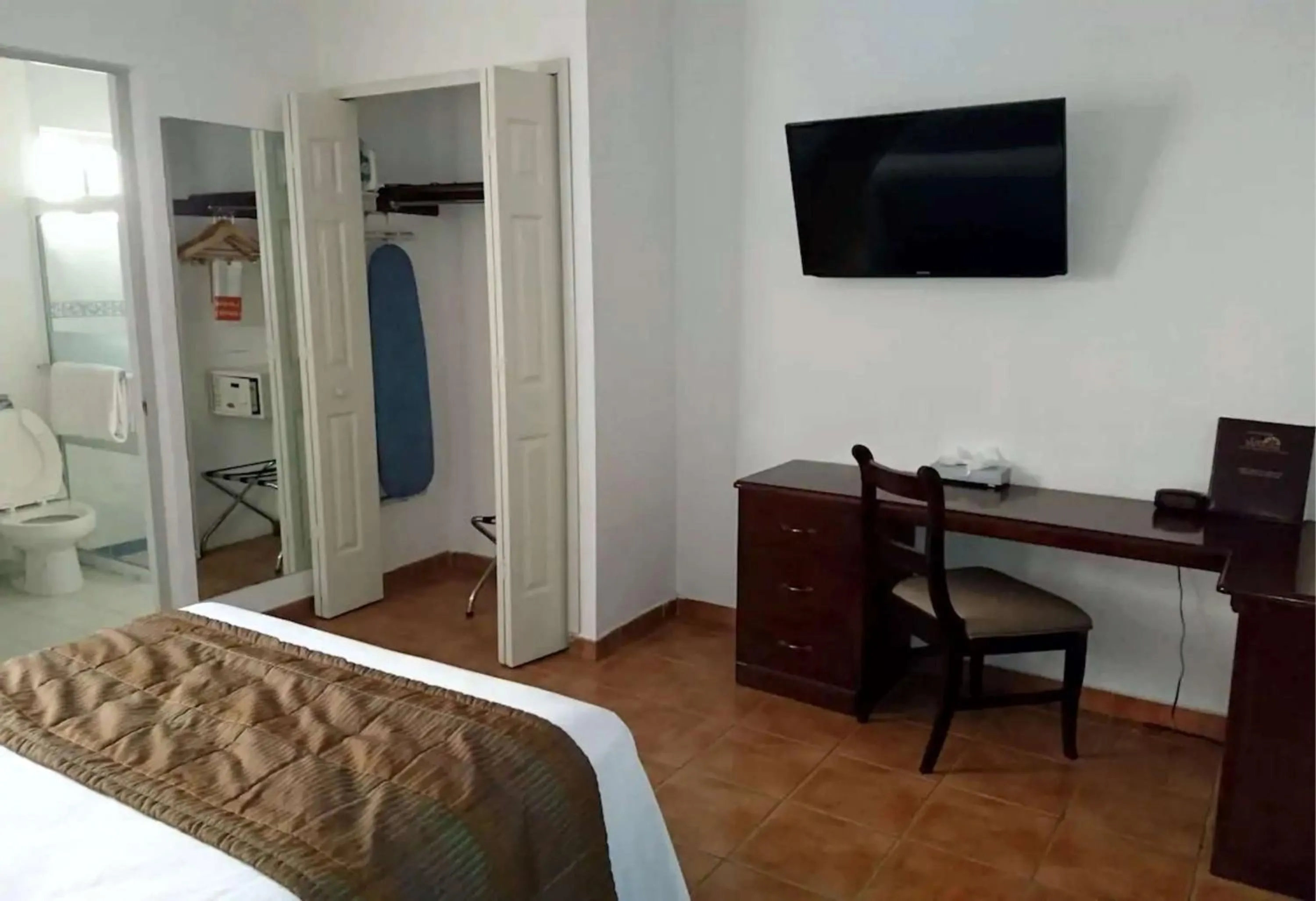 Photo of the whole room, Bed in Best Western Saltillo