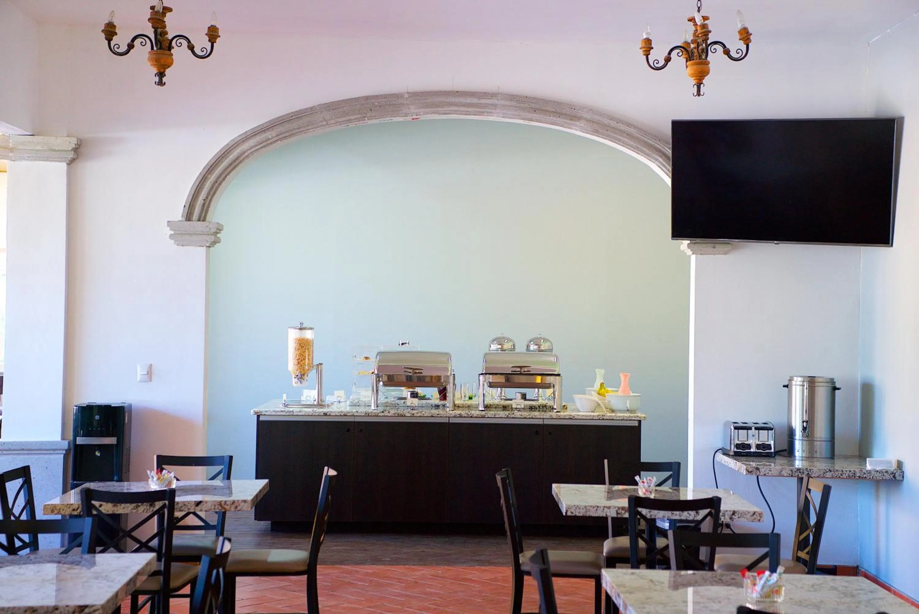 Restaurant/places to eat in Best Western Saltillo