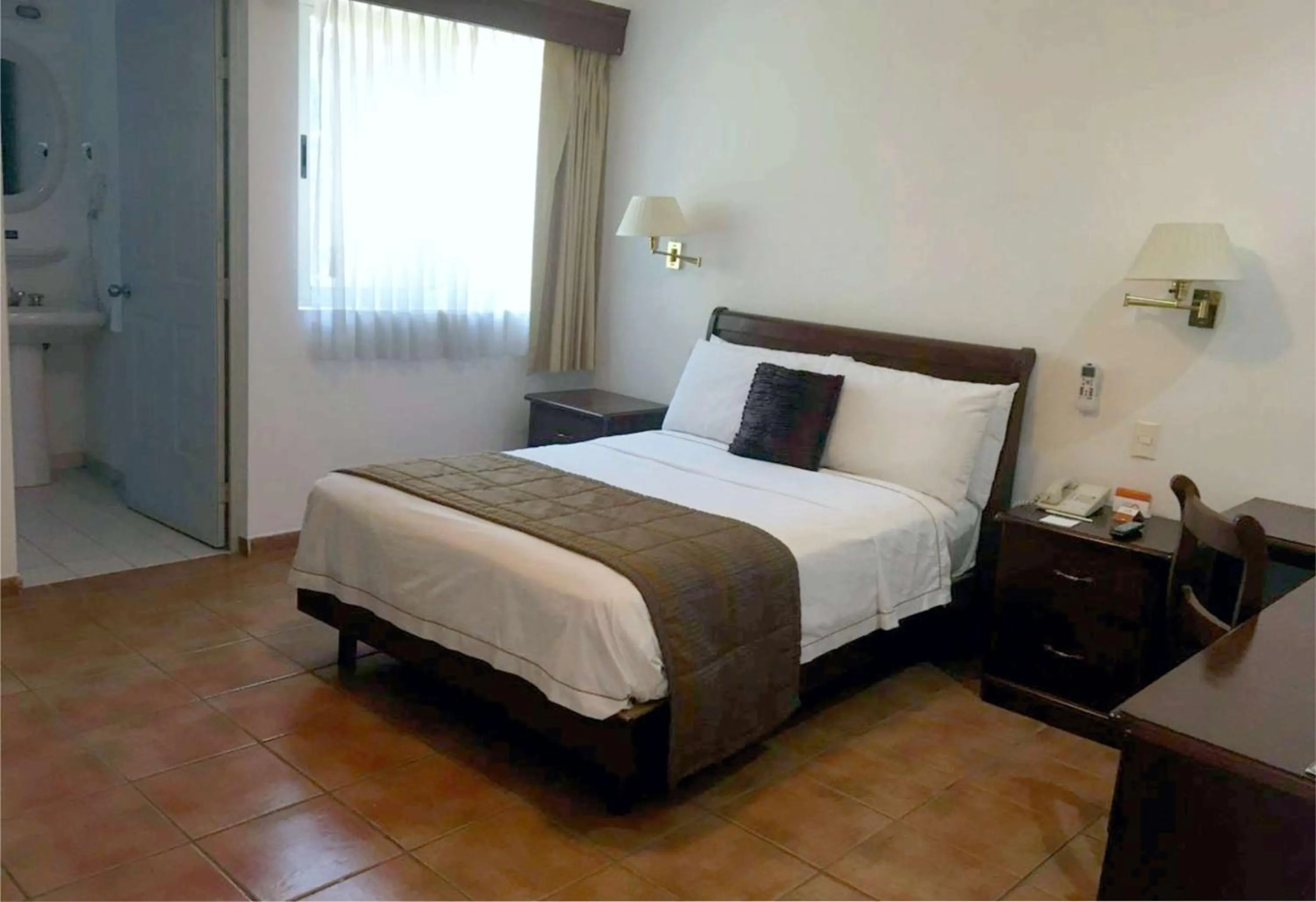 Photo of the whole room, Bed in Best Western Saltillo