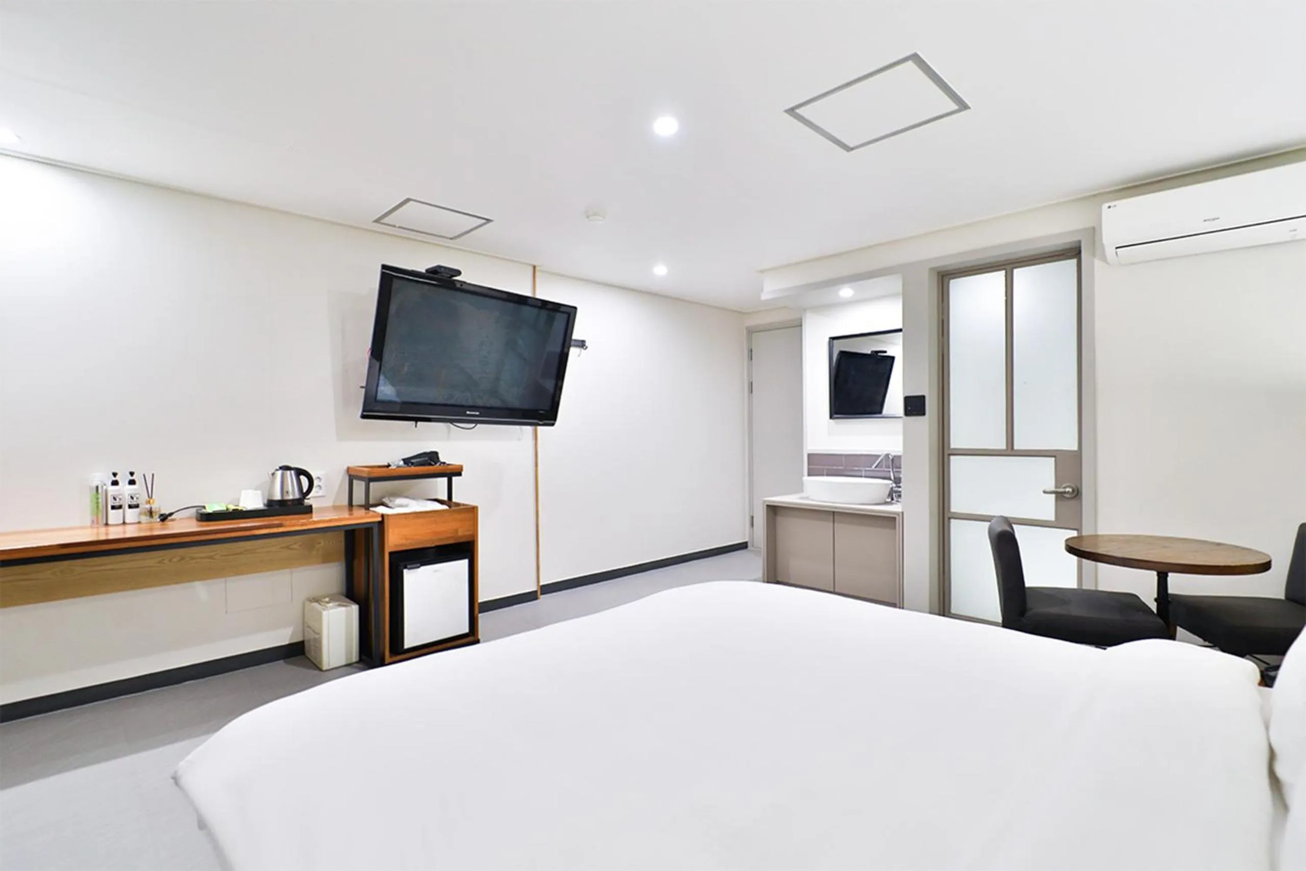 Bedroom, Bed in Calm Rest Hotel Busan Sasang