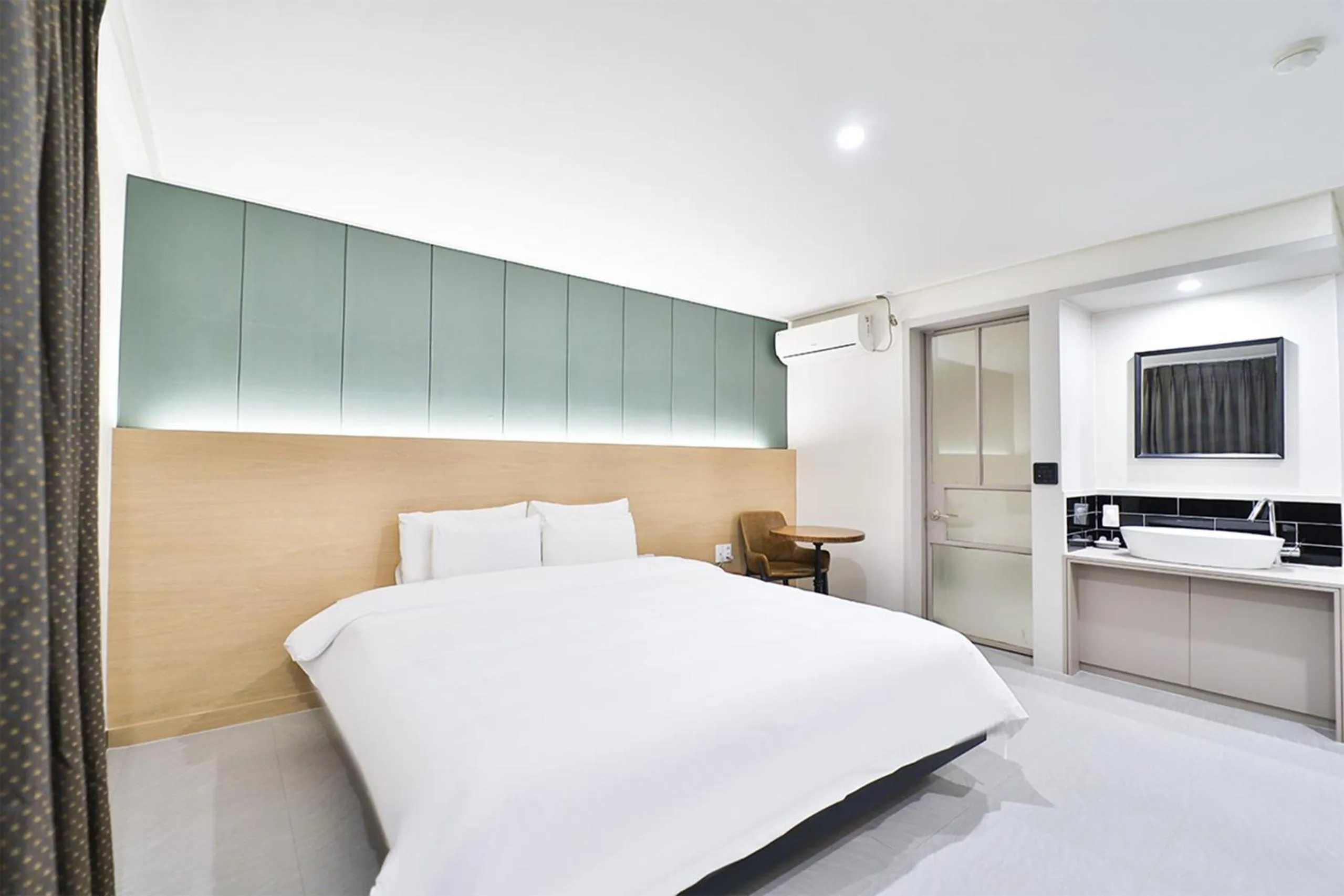 Bedroom, Bed in Calm Rest Hotel Busan Sasang