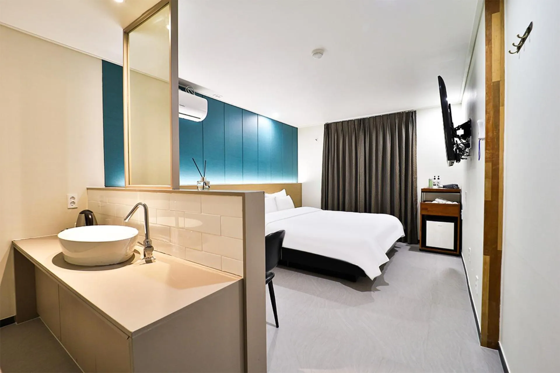 Bedroom, Bed in Calm Rest Hotel Busan Sasang