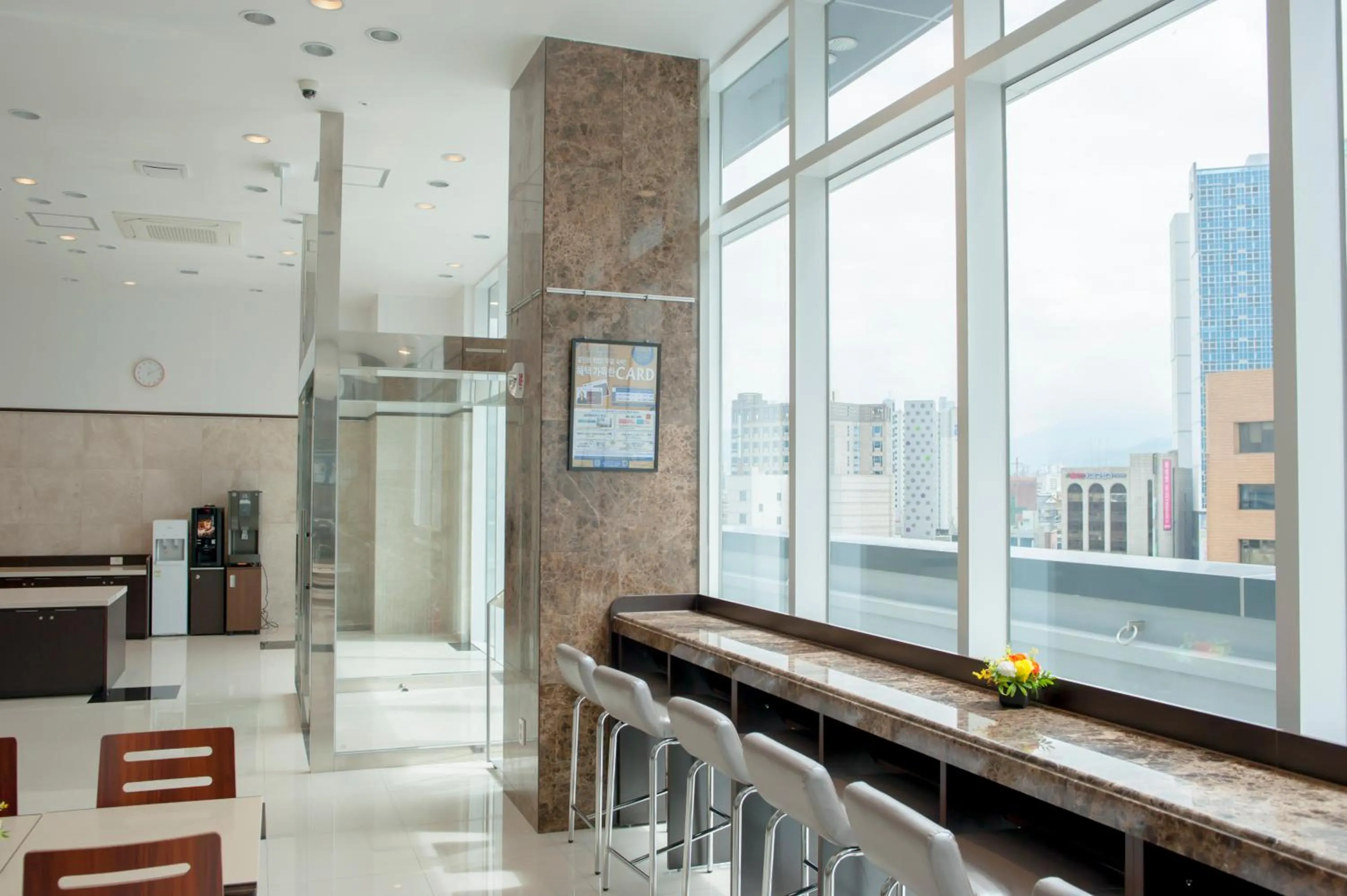 Seating area in Toyoko Inn Daegu Dongseongro