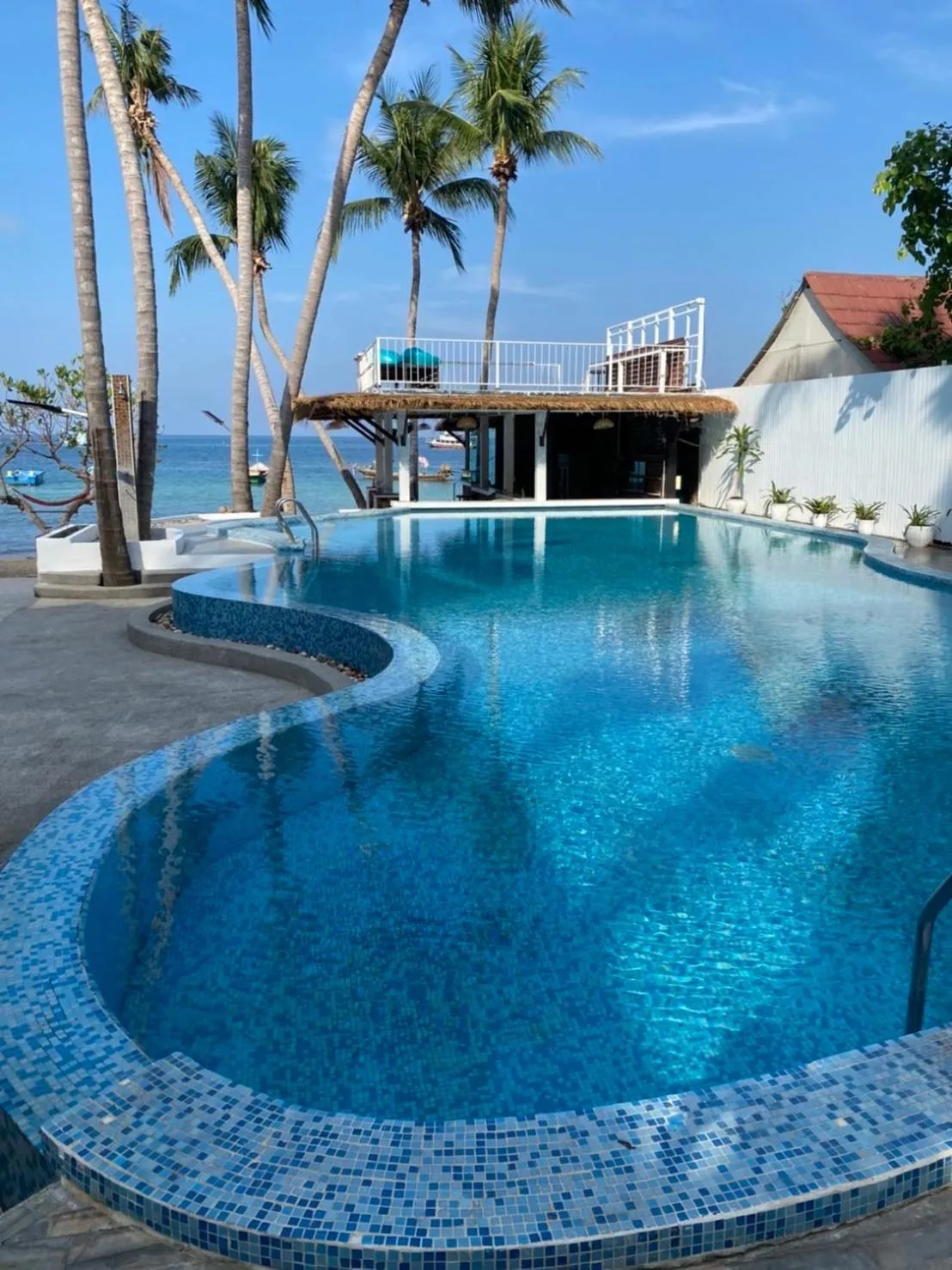 Swimming pool in Wind Beach Resort