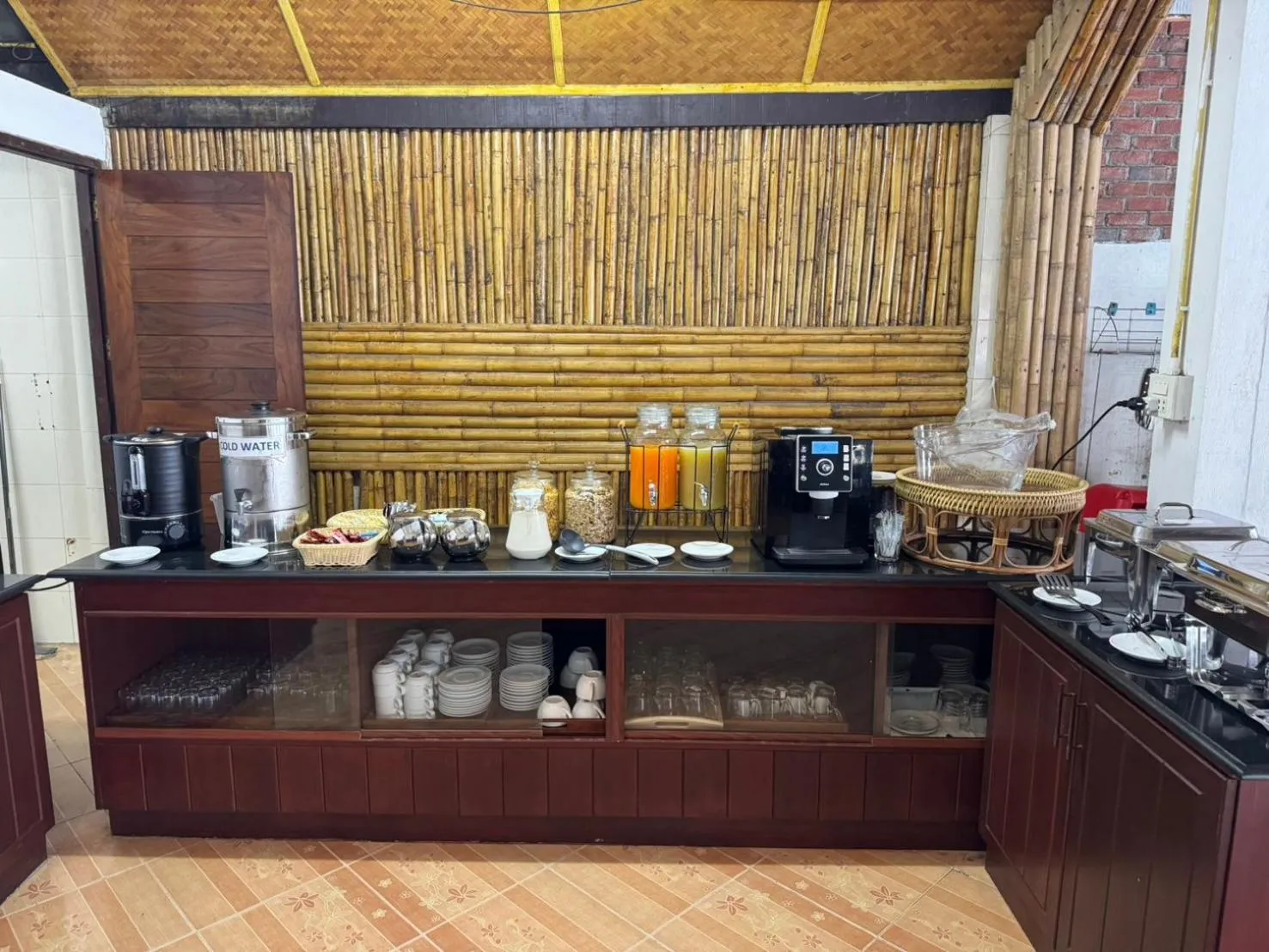 Restaurant/places to eat in Wind Beach Resort