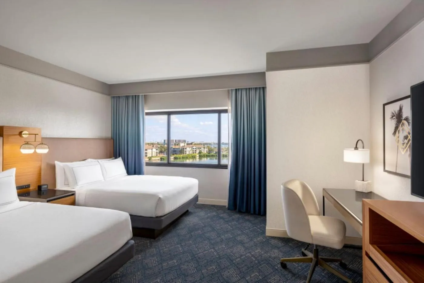 TV and multimedia, Bed in DoubleTree by Hilton Tampa Rocky Point Waterfront