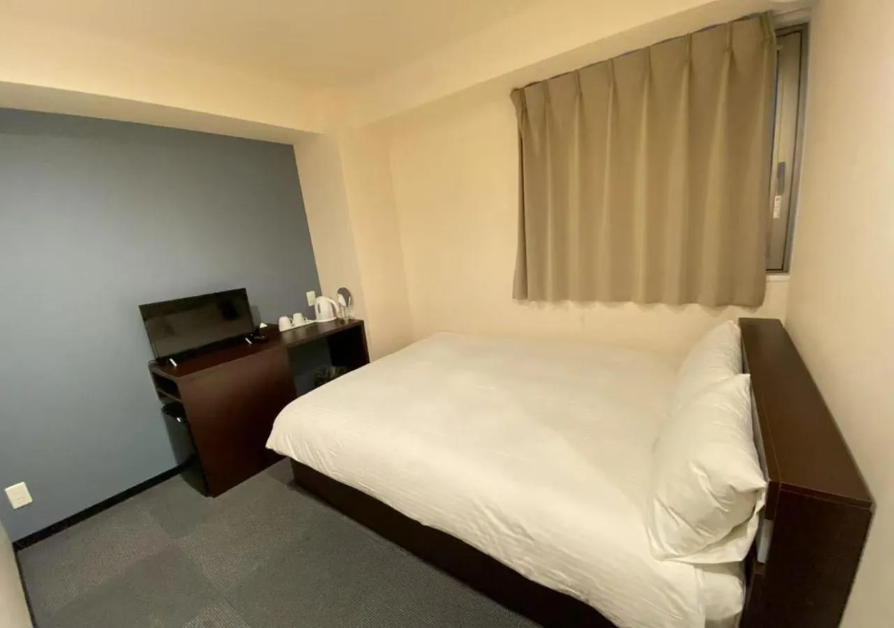 Photo of the whole room, Bed in Floral Hotel · SakaisuJi-Honmachi Osaka