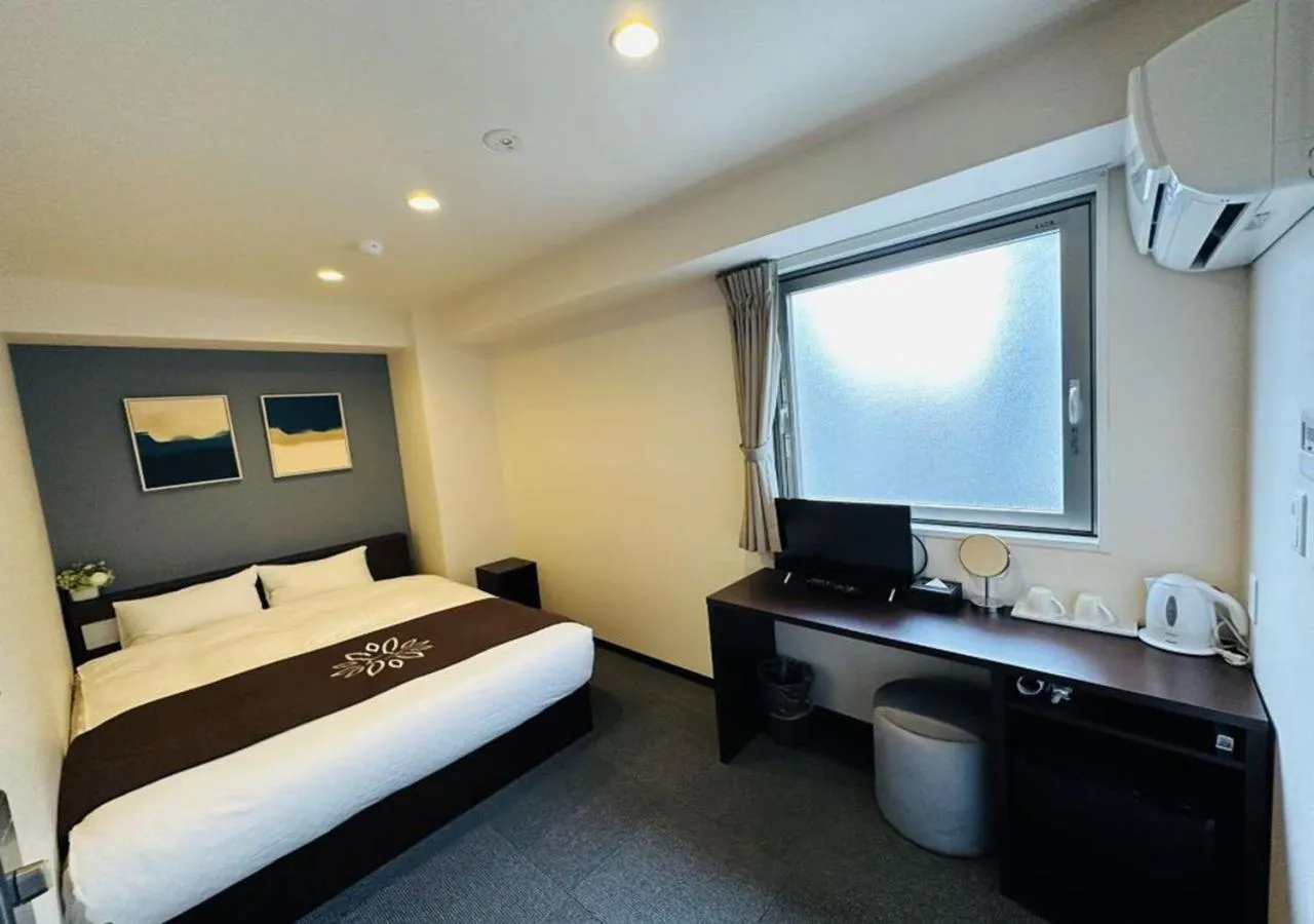 Photo of the whole room, Bed in Floral Hotel · SakaisuJi-Honmachi Osaka